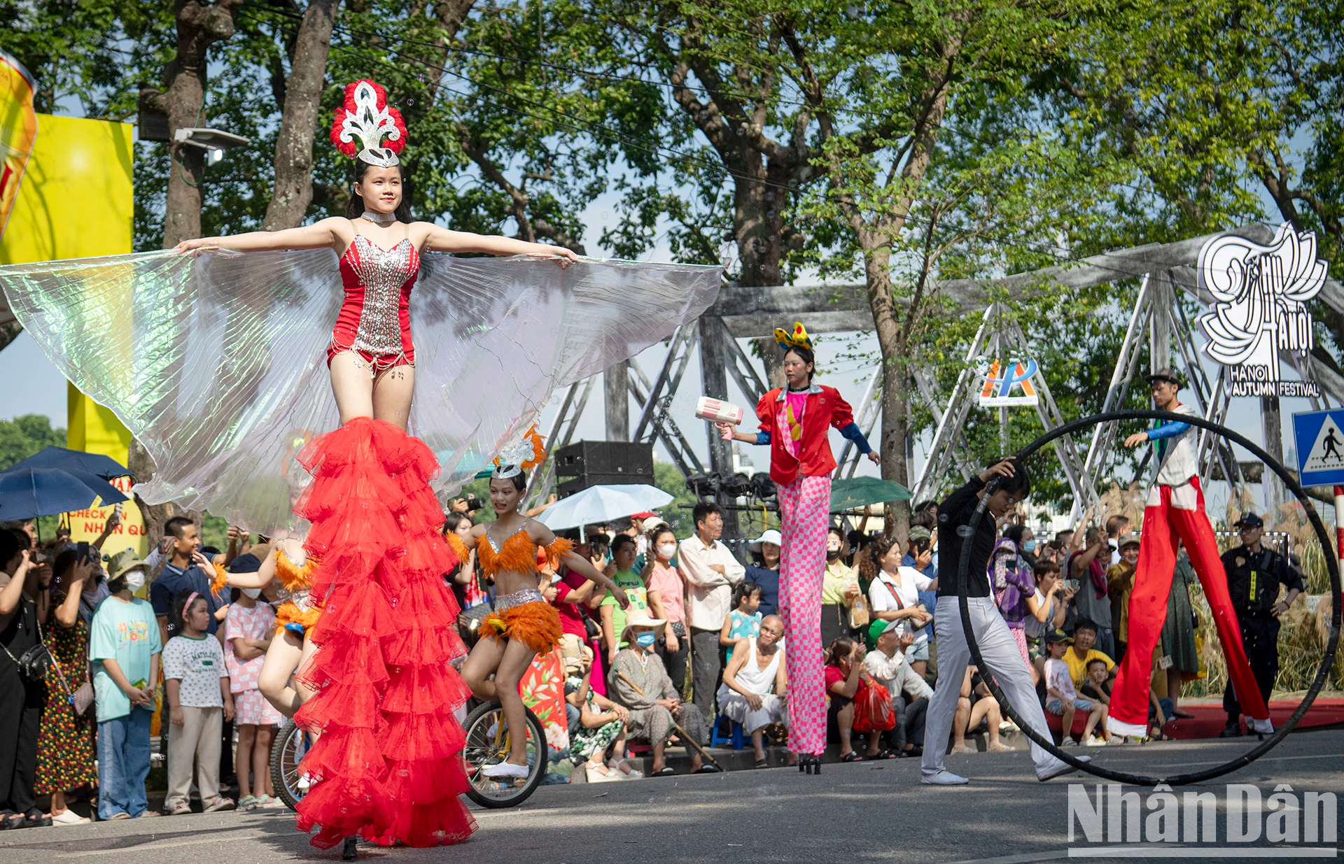 Las representaciones atraen a un gran número de espectadores. Las representaciones atraen a un gran número de espectadores.