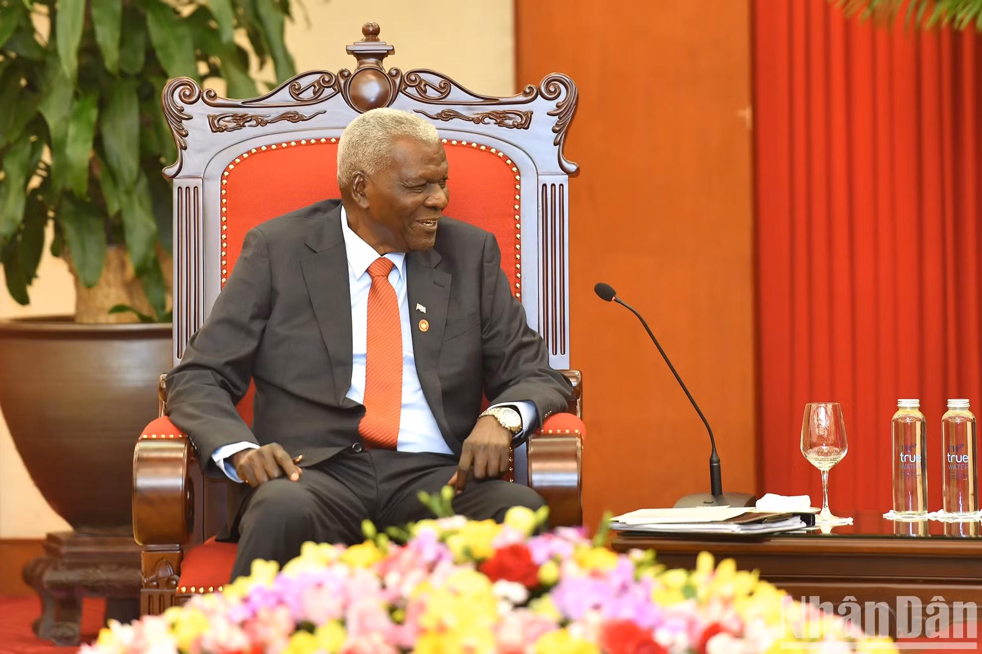 Interviene Esteban Lazo.