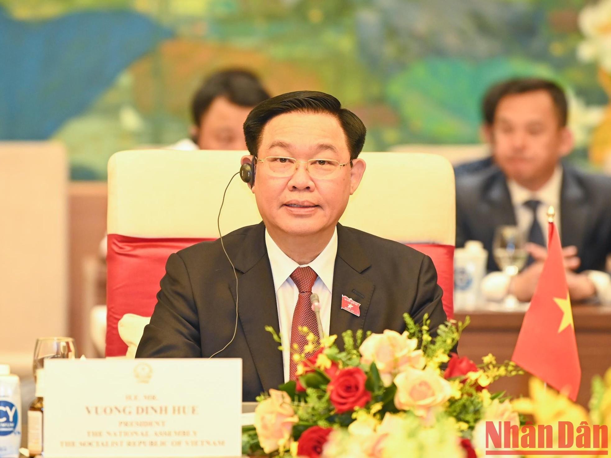 Dinh Hue, habla en la cita.