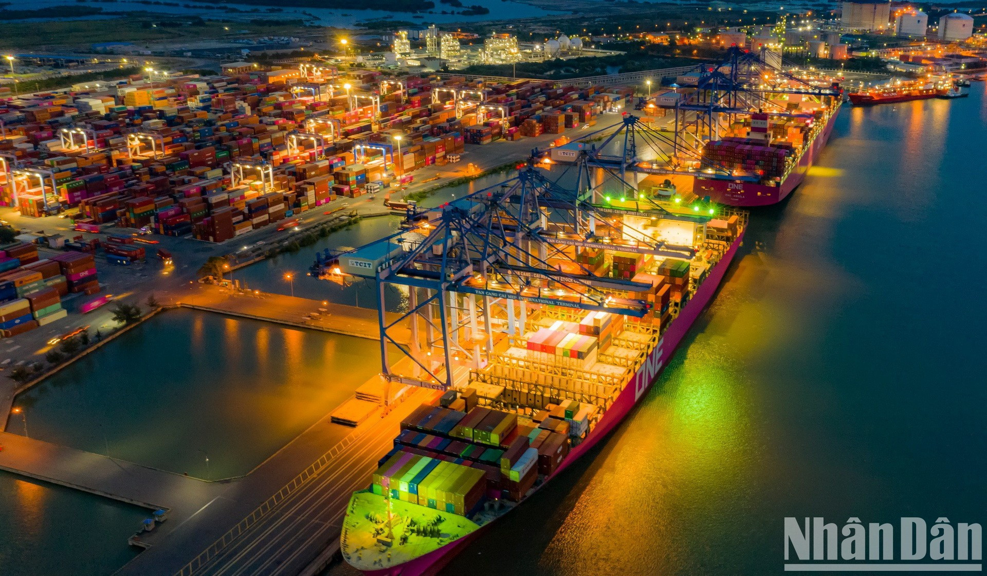 En los últimos años, el tamaño medio de la economía (PIB) de las zonas marítimas y costeras de Vietnam ha alcanzado alrededor del 47-48% del total del país. En la imagen, actividades de importación y exportación en el puerto de Phu My, provincia de Ba Ria-Vung Tau.