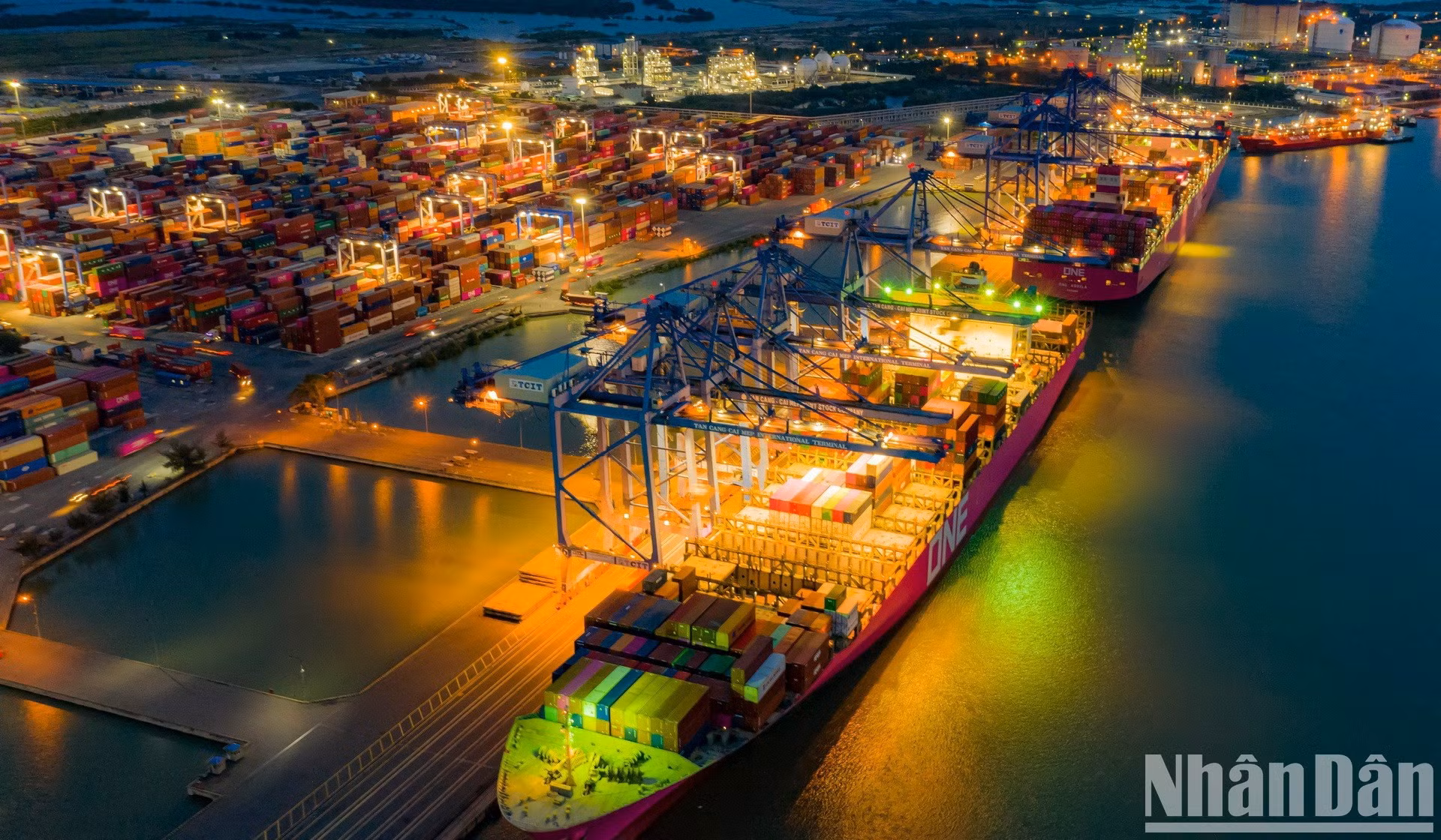 En los últimos años, el tamaño medio de la economía (PIB) de las zonas marítimas y costeras de Vietnam ha alcanzado alrededor del 47-48% del total del país. En la imagen, actividades de importación y exportación en el puerto de Phu My, provincia de Ba Ria-Vung Tau.