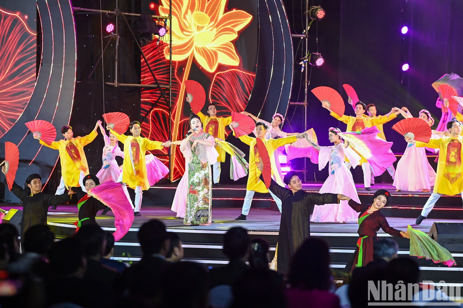 Una actuación artística en el evento.