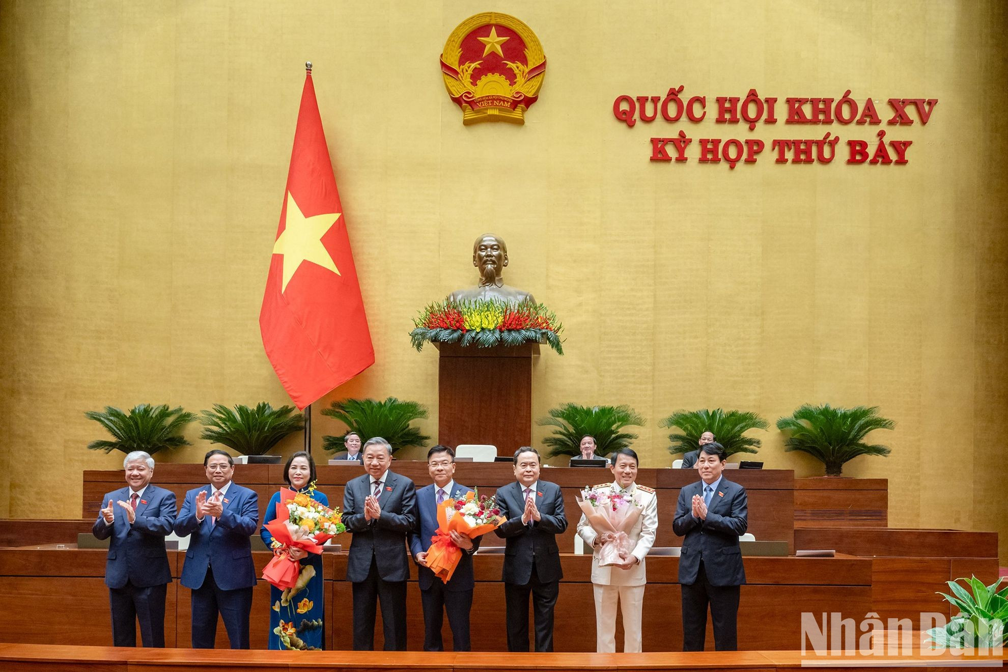 Los dirigentes felicitan a las personas recién elegidas y designadas. Los dirigentes felicitan a las personas recién elegidas y designadas.