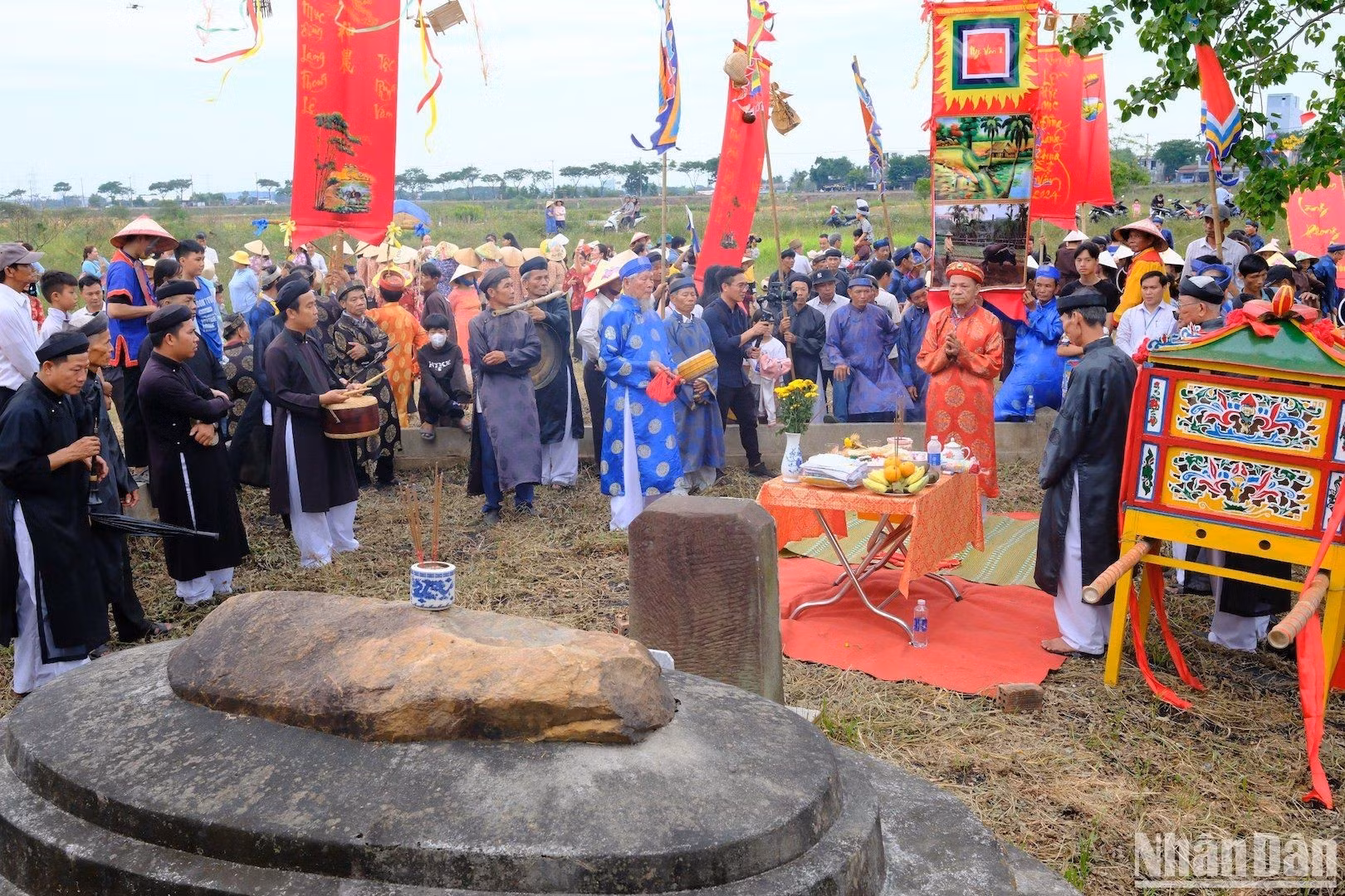 Los ancianos de la aldea realizan el ritual de adorar a Than Nong en Con Than.