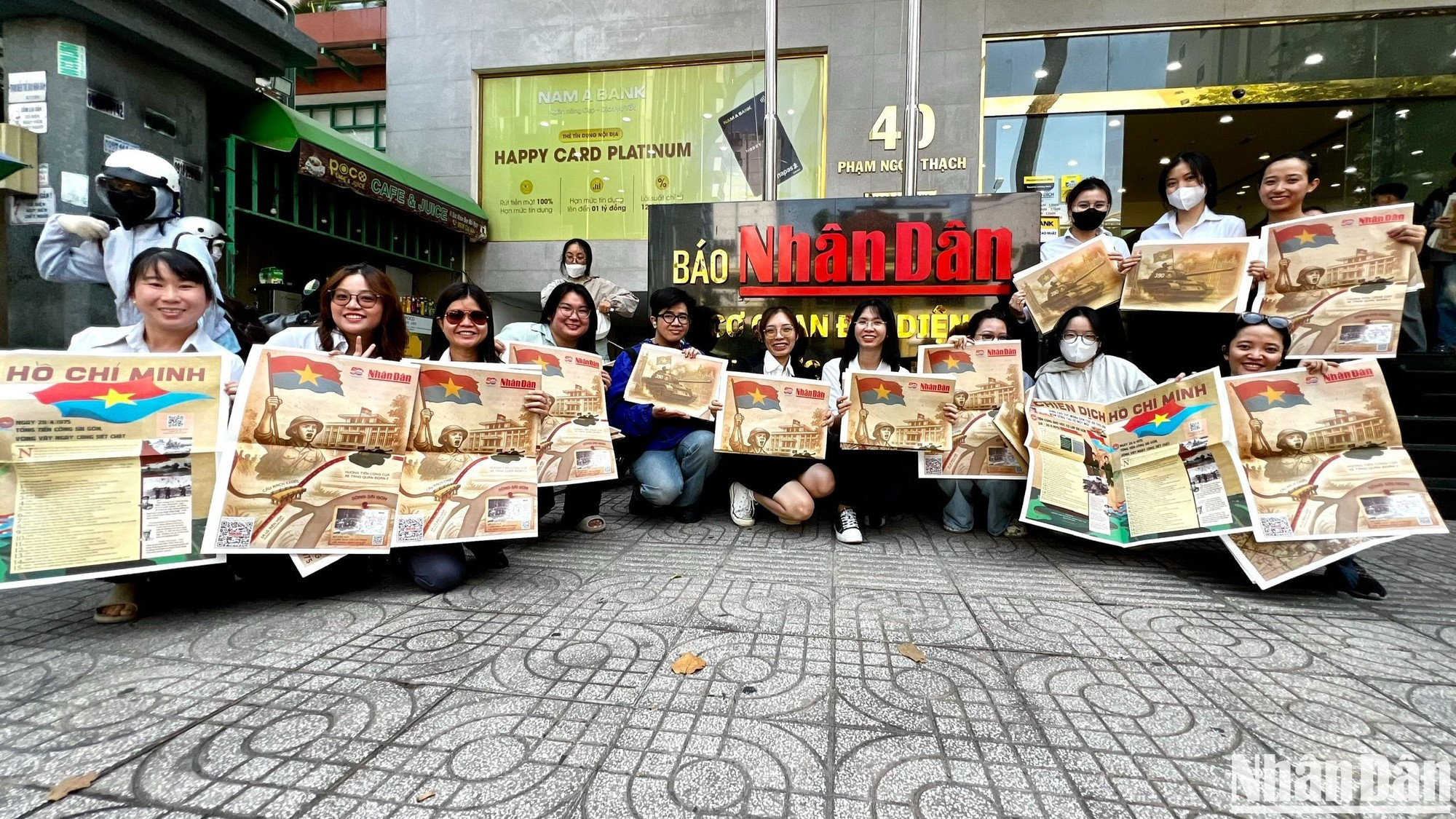 La publicación informativa especial es recibida y difundida por numerosos jóvenes.