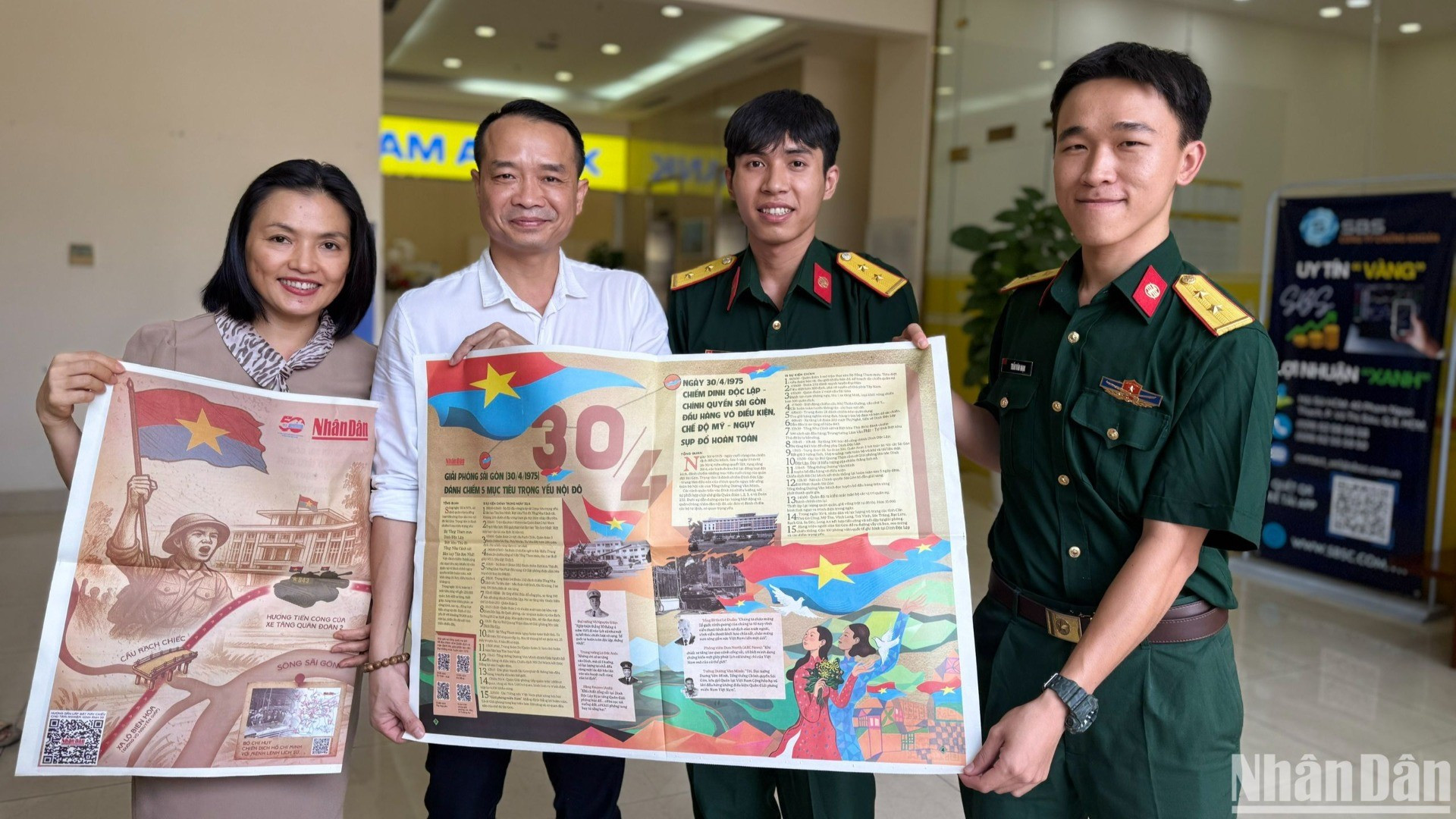 Las unidades militares del Sur reciben la publicación informativa especial de Nhan Dan.