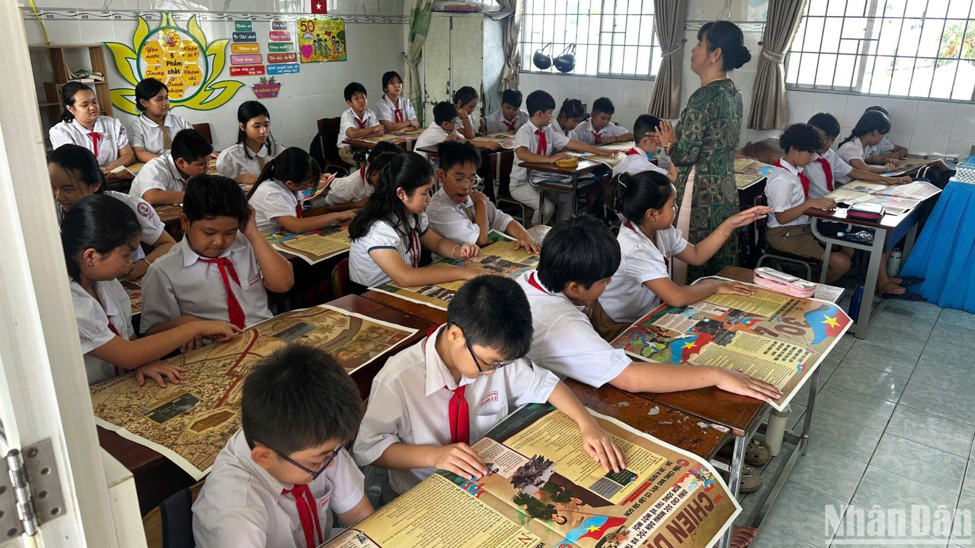 Los maestros y estudiantes de la escuela primaria Ngo Quyen, en el distrito de Ninh Kieu, en la ciudad de Can Tho, utilizan el suplemento especial en las actividades extracurriculares.