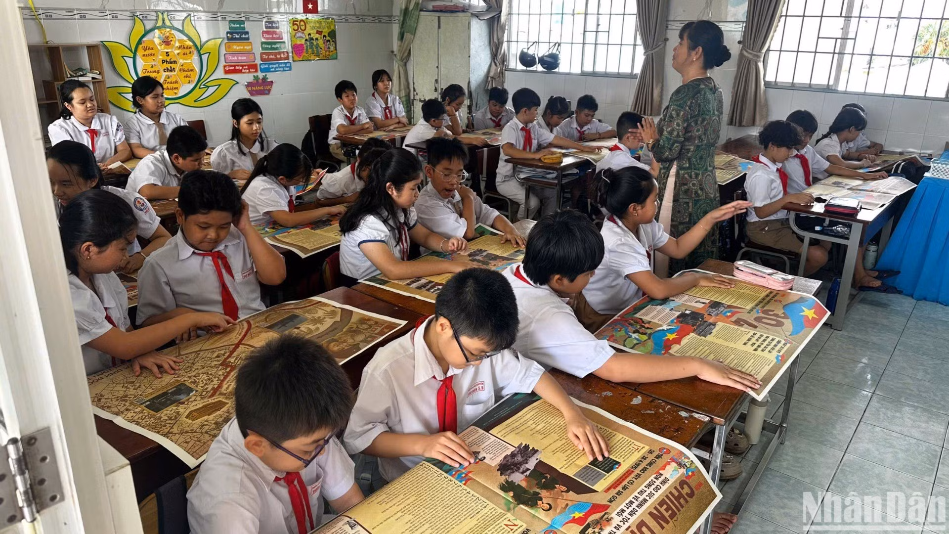 Los maestros y estudiantes de la escuela primaria Ngo Quyen, en el distrito de Ninh Kieu, en la ciudad de Can Tho, utilizan el suplemento especial en las actividades extracurriculares.