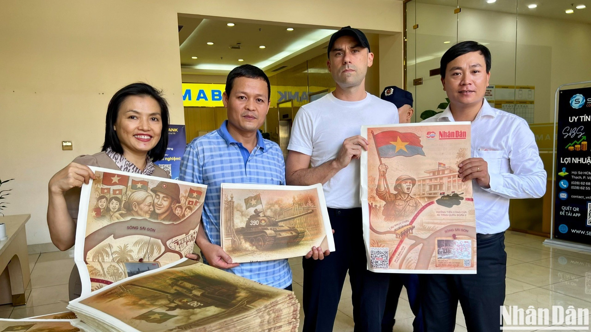 Un turista extranjero recibe un suplemento especial en la corresponsalía en el Sur del periódico Nhan Dan.