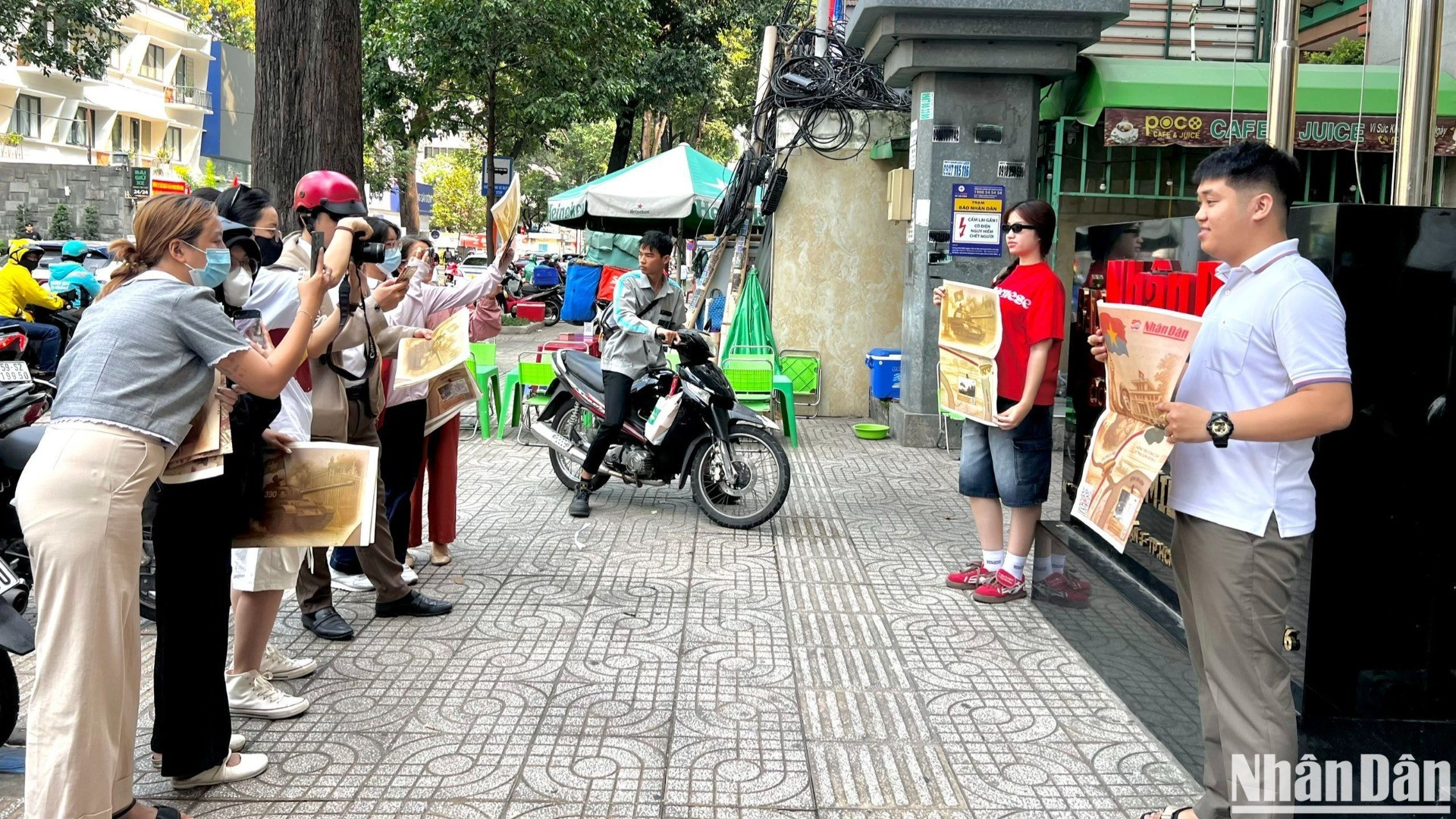 El primer día de la semana, numerosos jóvenes y personas acuden a la sede de la corresponsalía en el Sur para recibir la publicación.