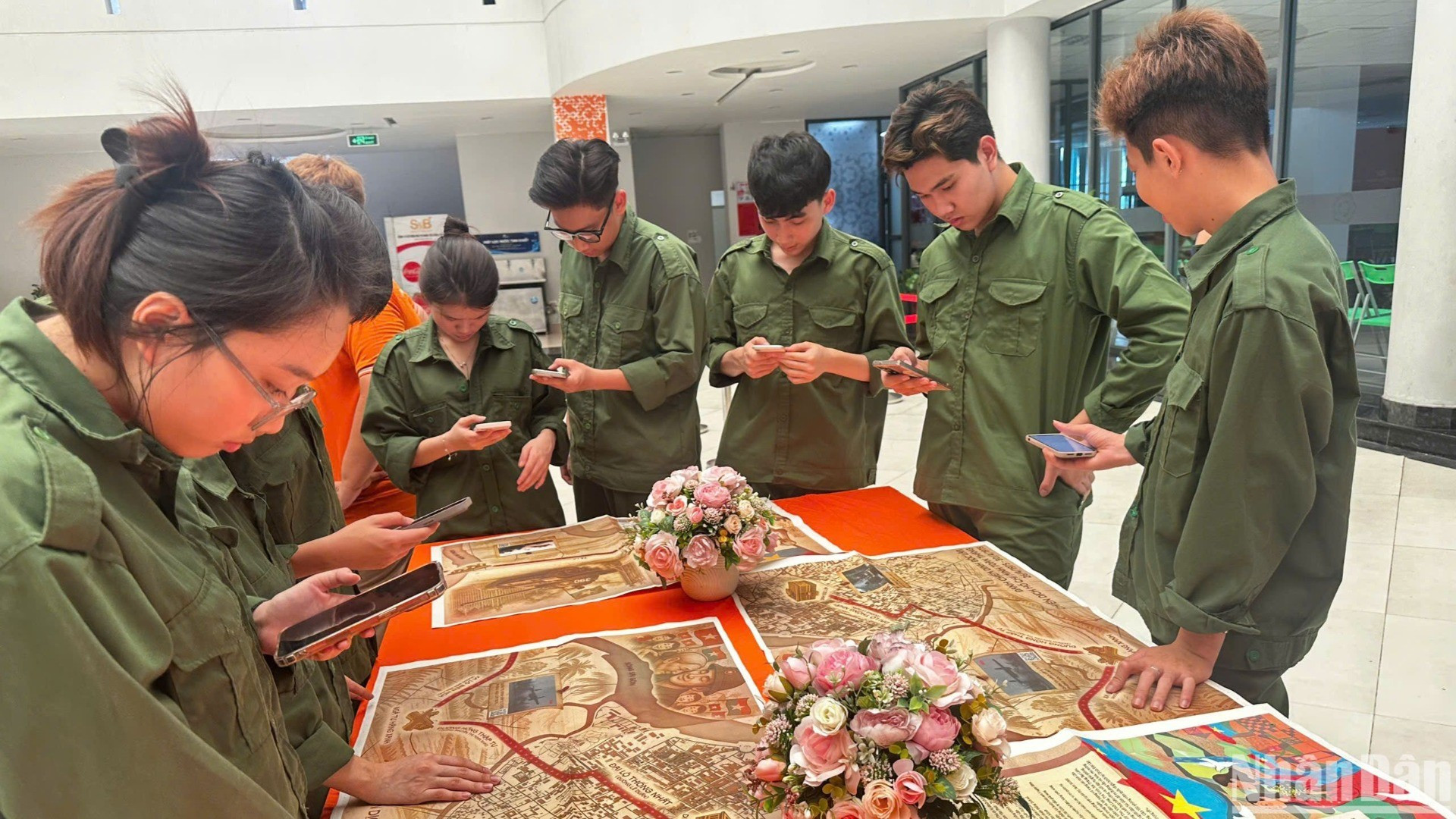 Los estudiantes de la escuela secundaria FPT de Can Tho muestran su entusiasmo por la tecnología en el suplemento.