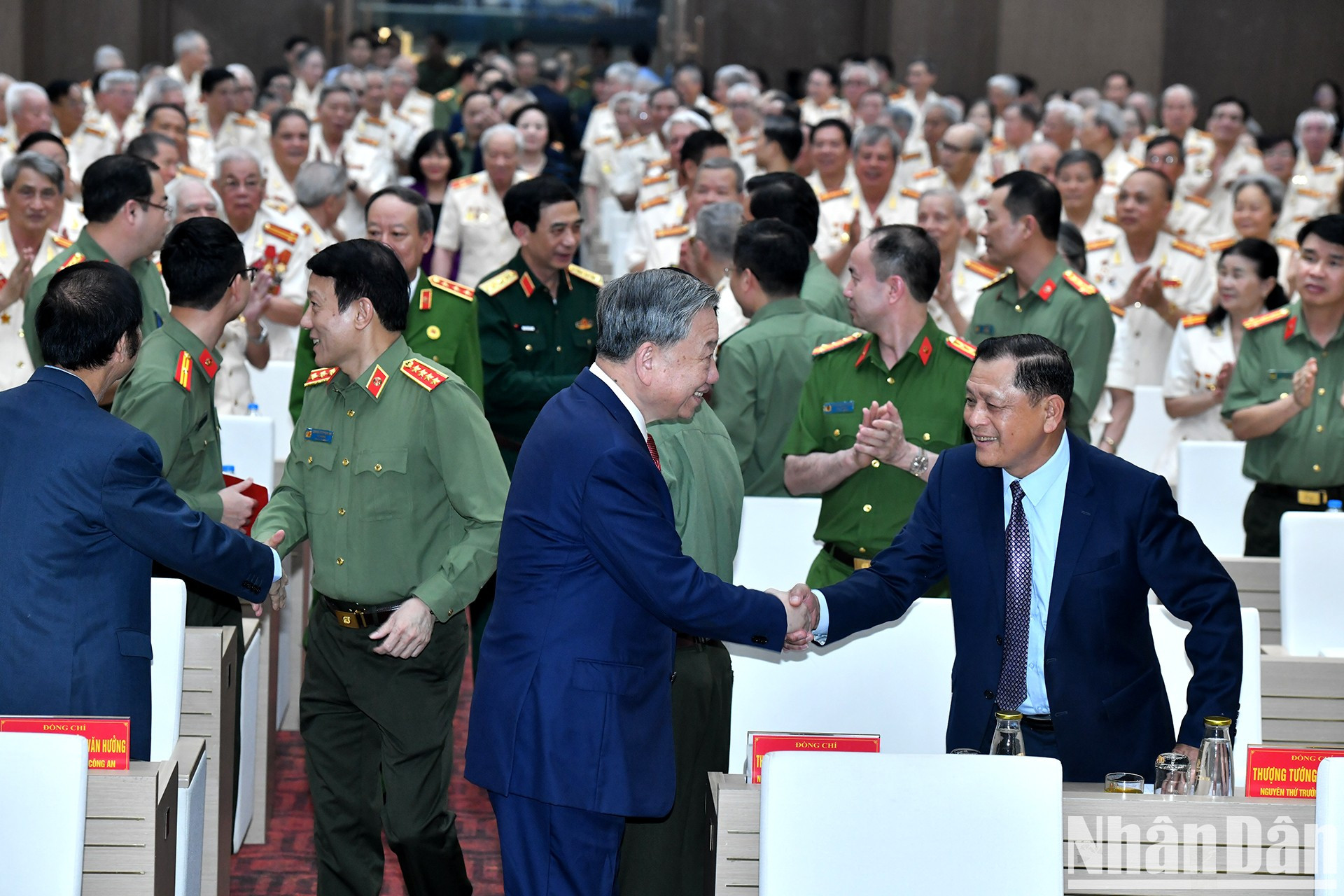 To Lam y los delegados. To Lam y los delegados.