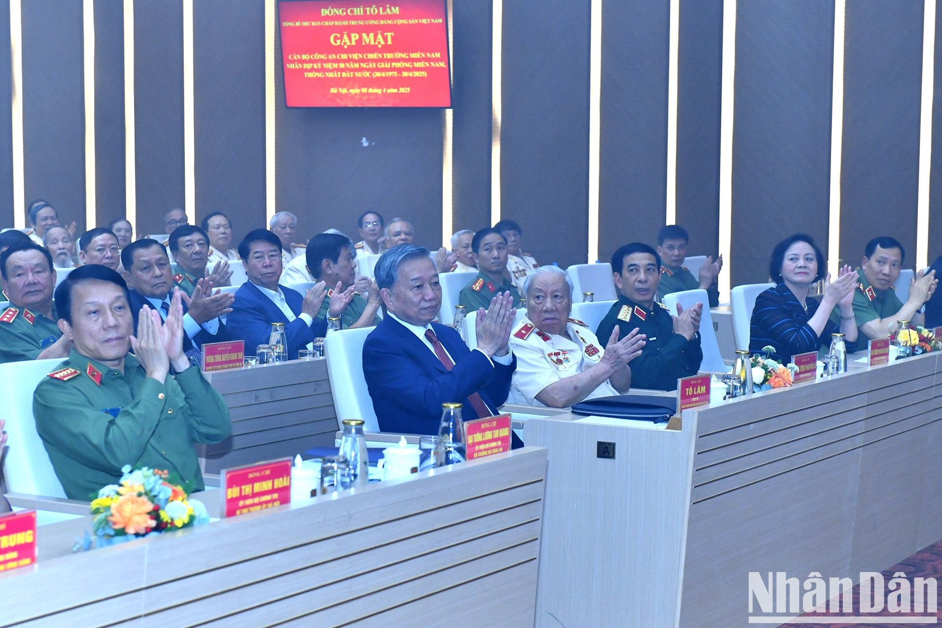 Asistentes a la cita. Asistentes a la cita.