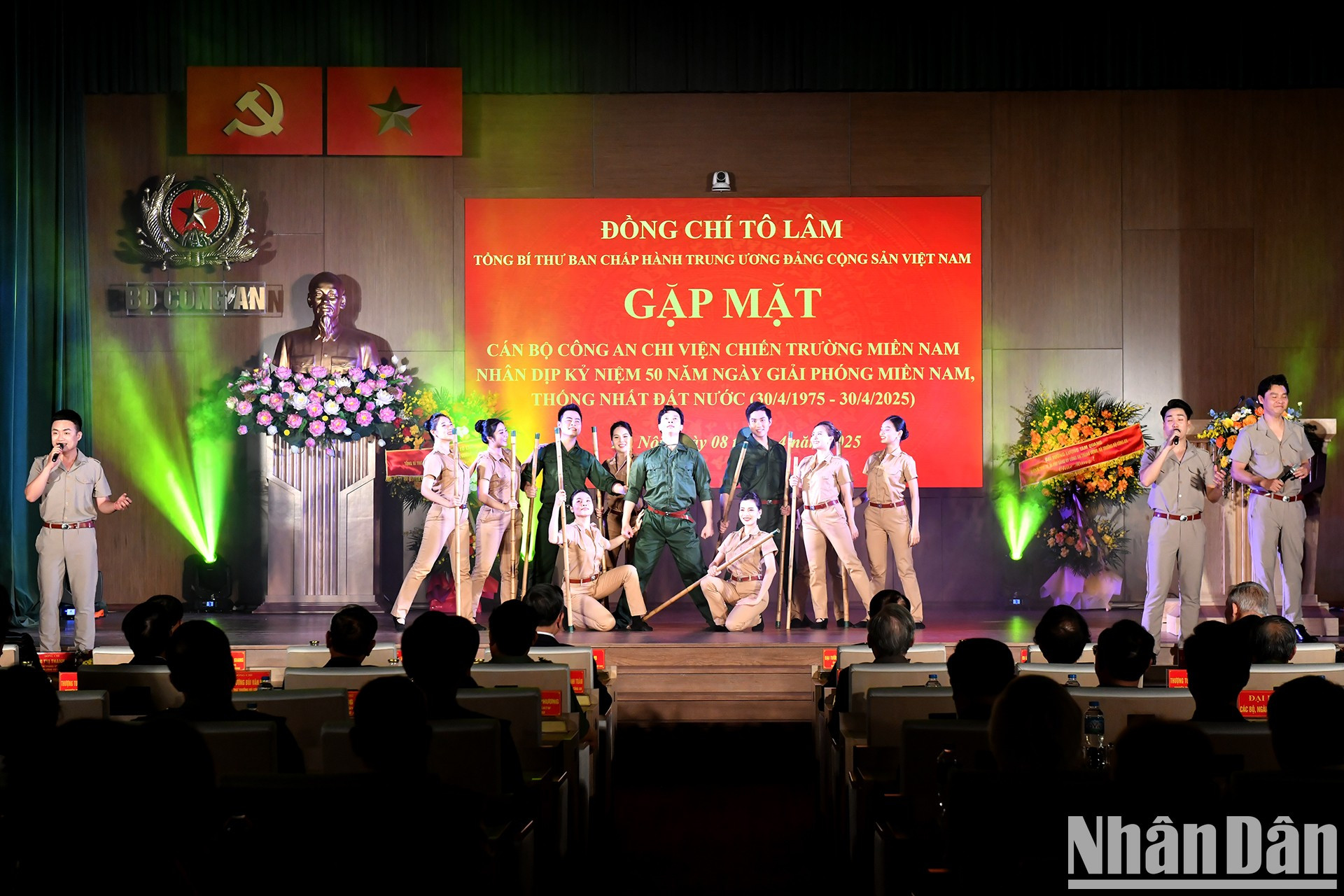 Una actuación artística en la el evento. Una actuación artística en la el evento.