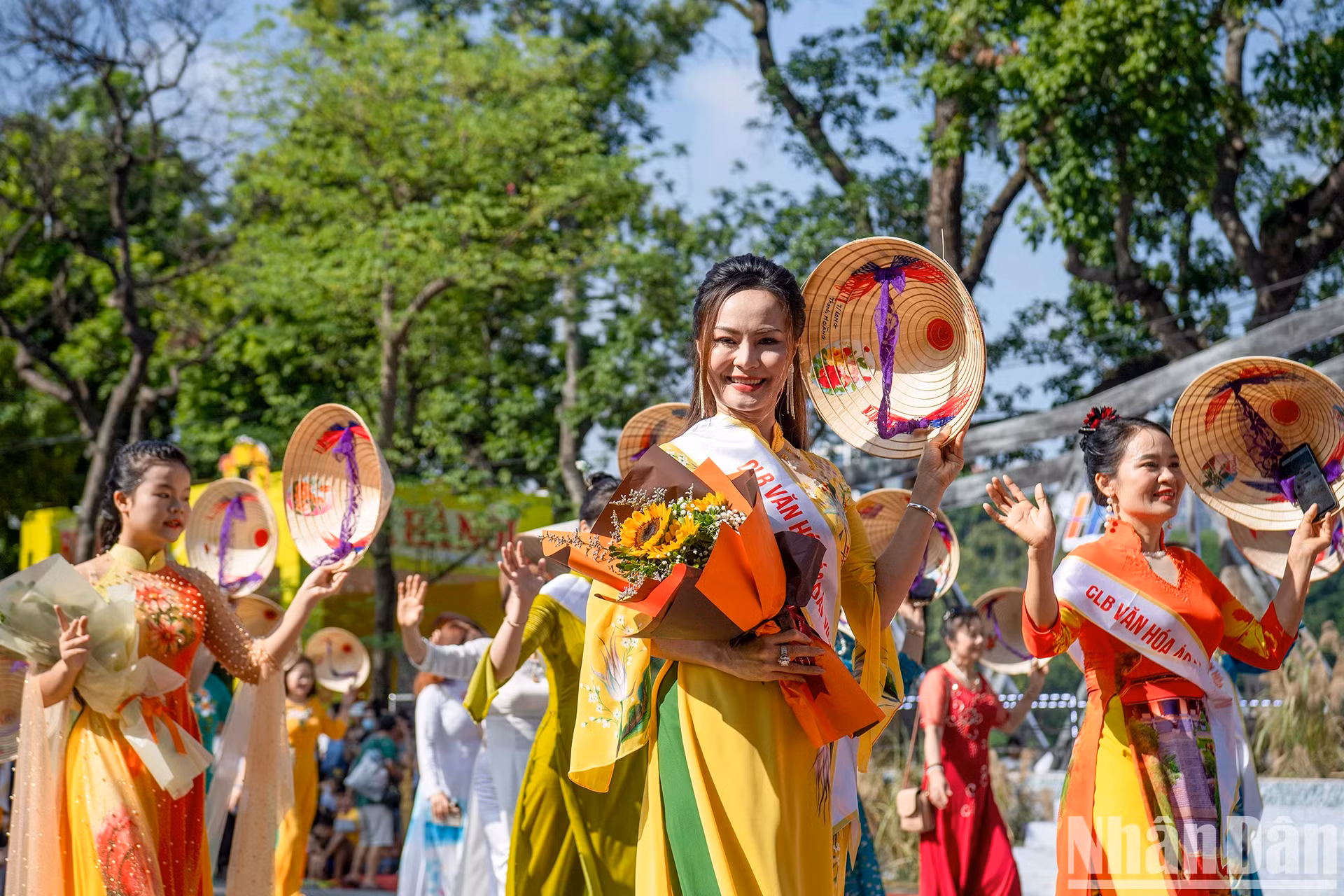 El desfile del Club de Cultura de Ao Dai de Vietnam.