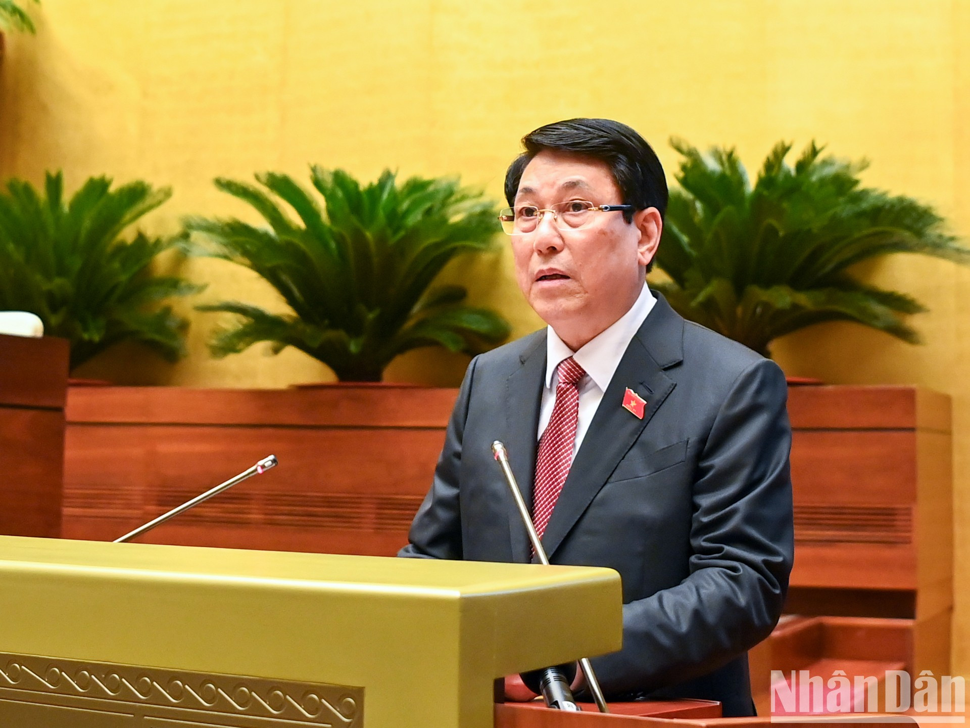 Tras el juramento, Luong Cuong pronuncia un discurso ante el órgano legislativo. Tras el juramento, Luong Cuong pronuncia un discurso ante el órgano legislativo.