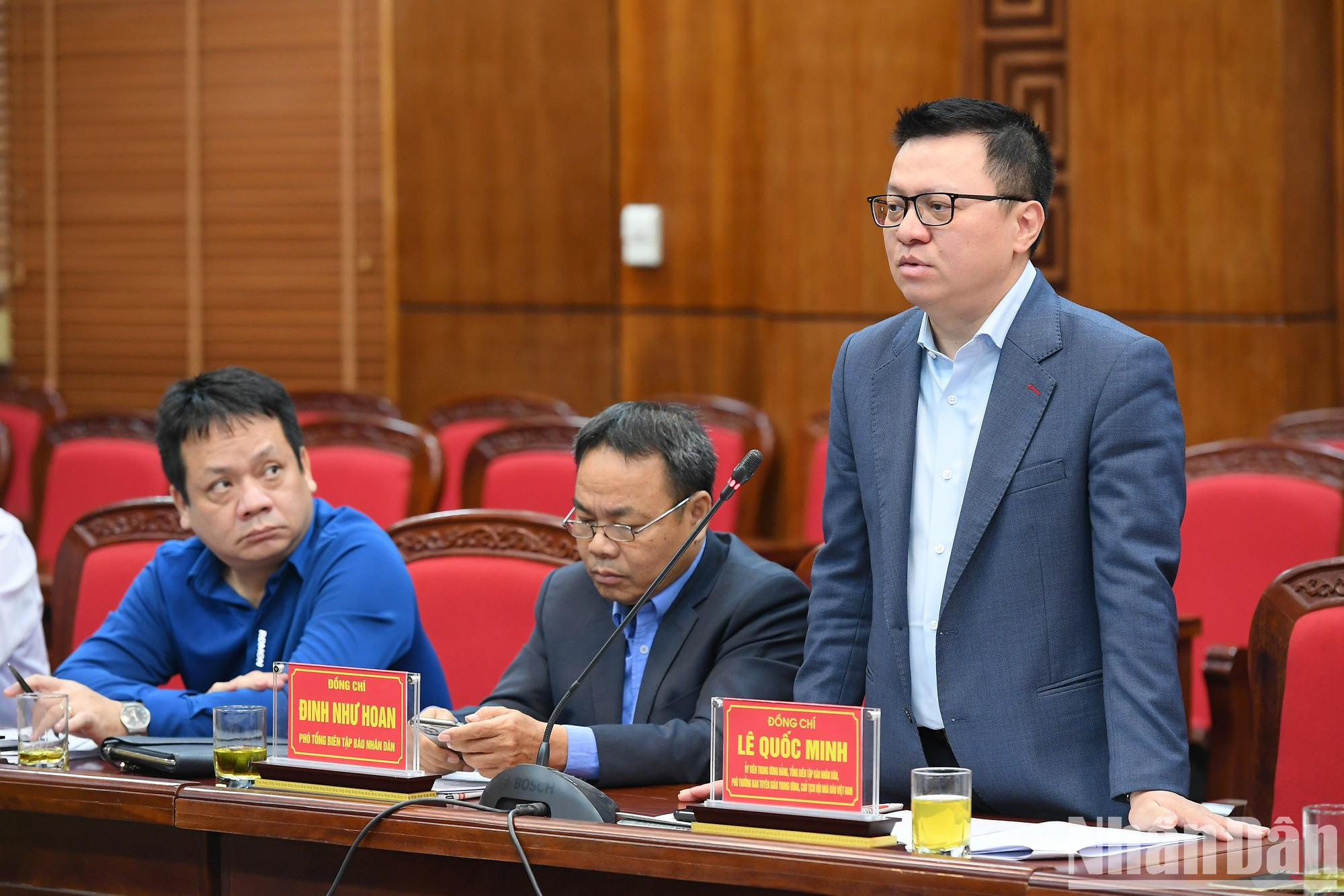 Le Quoc Minh, también subjefe de la Comisión de Comunicación y Educación del PCV y presidente de la Asociación de Periodistas del país, interviene en la reunión.