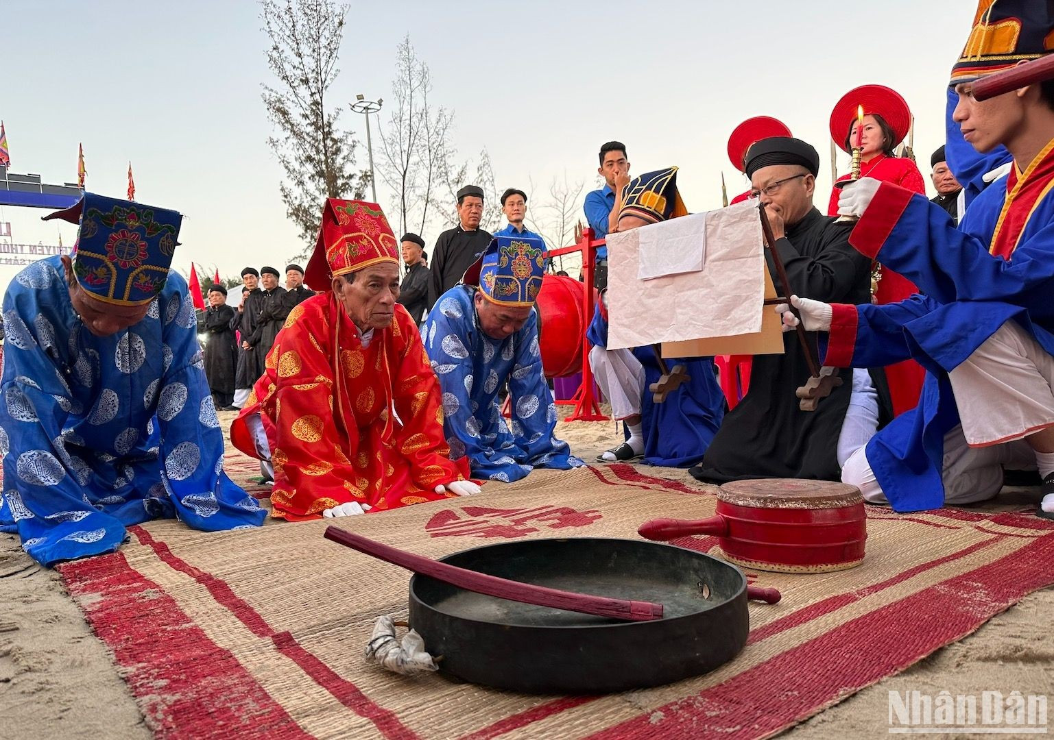 Los ancianos realizan el ritual Nghinh Than. Los ancianos realizan el ritual Nghinh Than.