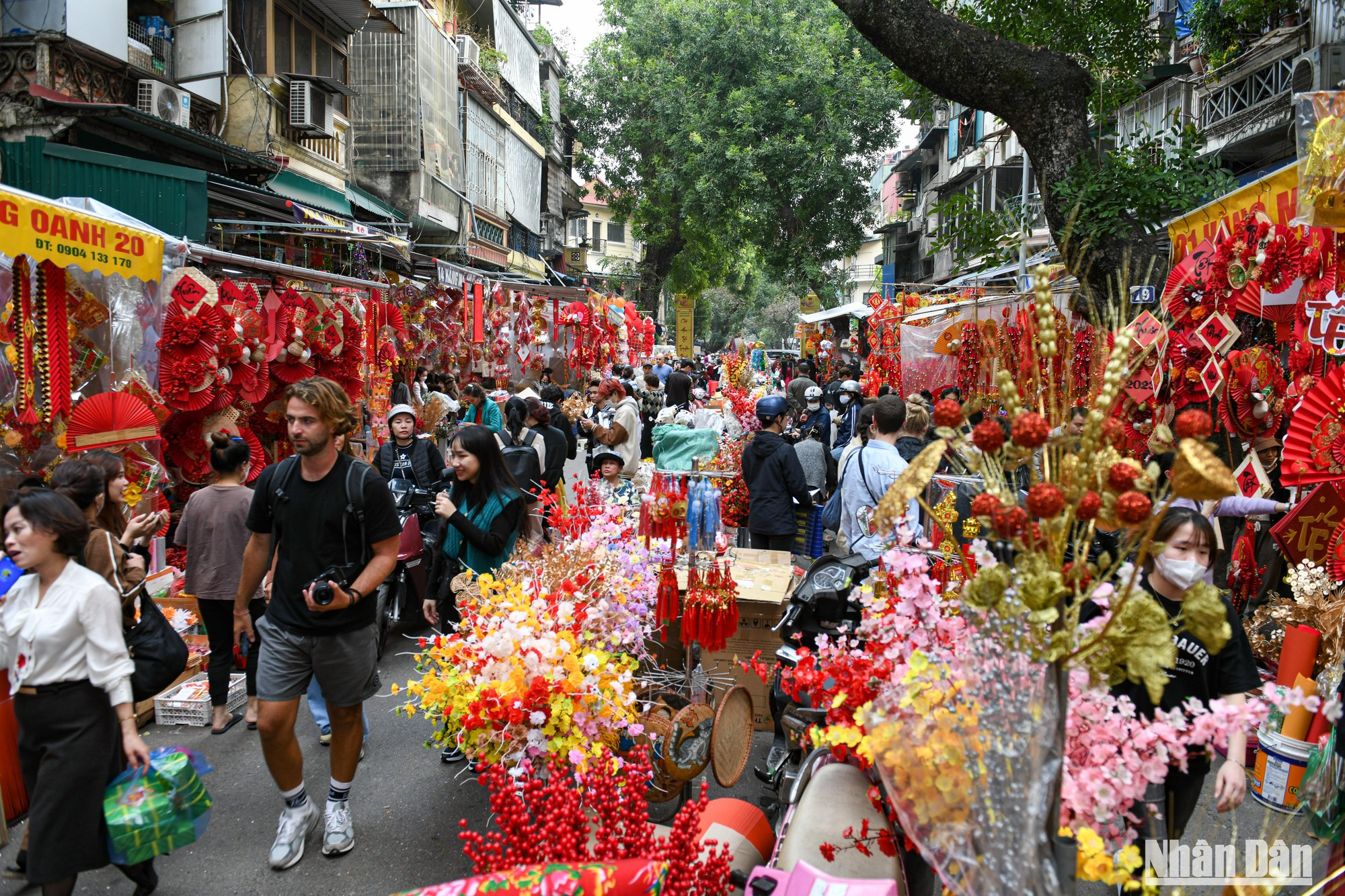 El color rojo que llena todo el barrio anima a capitalinos y turistas extranjeros.