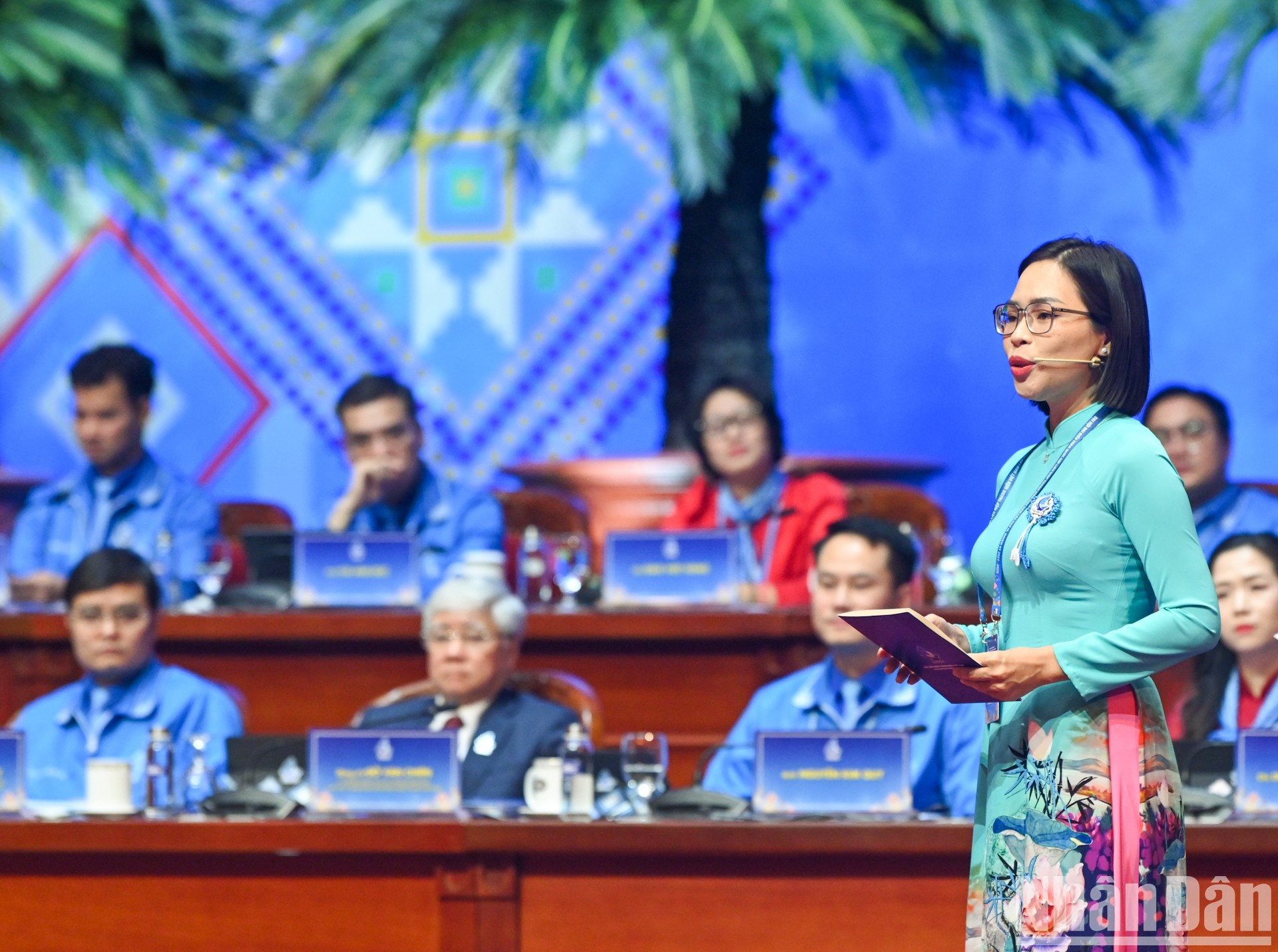 Una delegada presenta su ponencia.