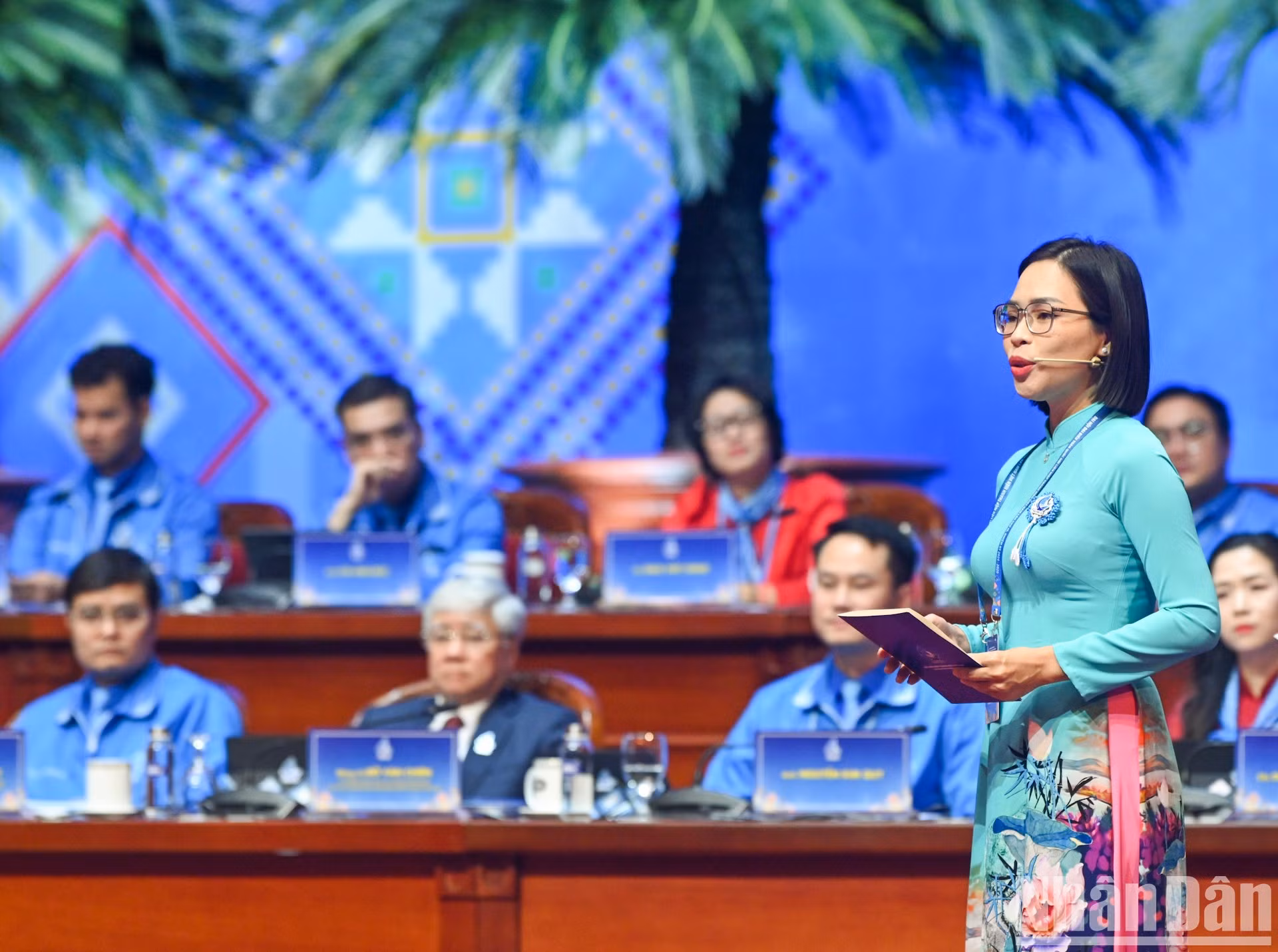 Una delegada presenta su ponencia.