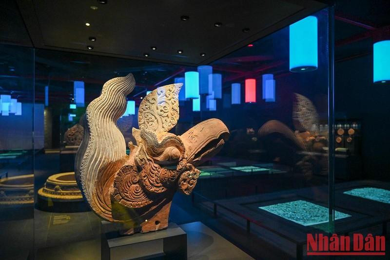 Con miles de vestigios arqueológicos de muchas épocas, el área de exhibición presenta los artefactos del período anterior a Thang Long y el período Thang Long.