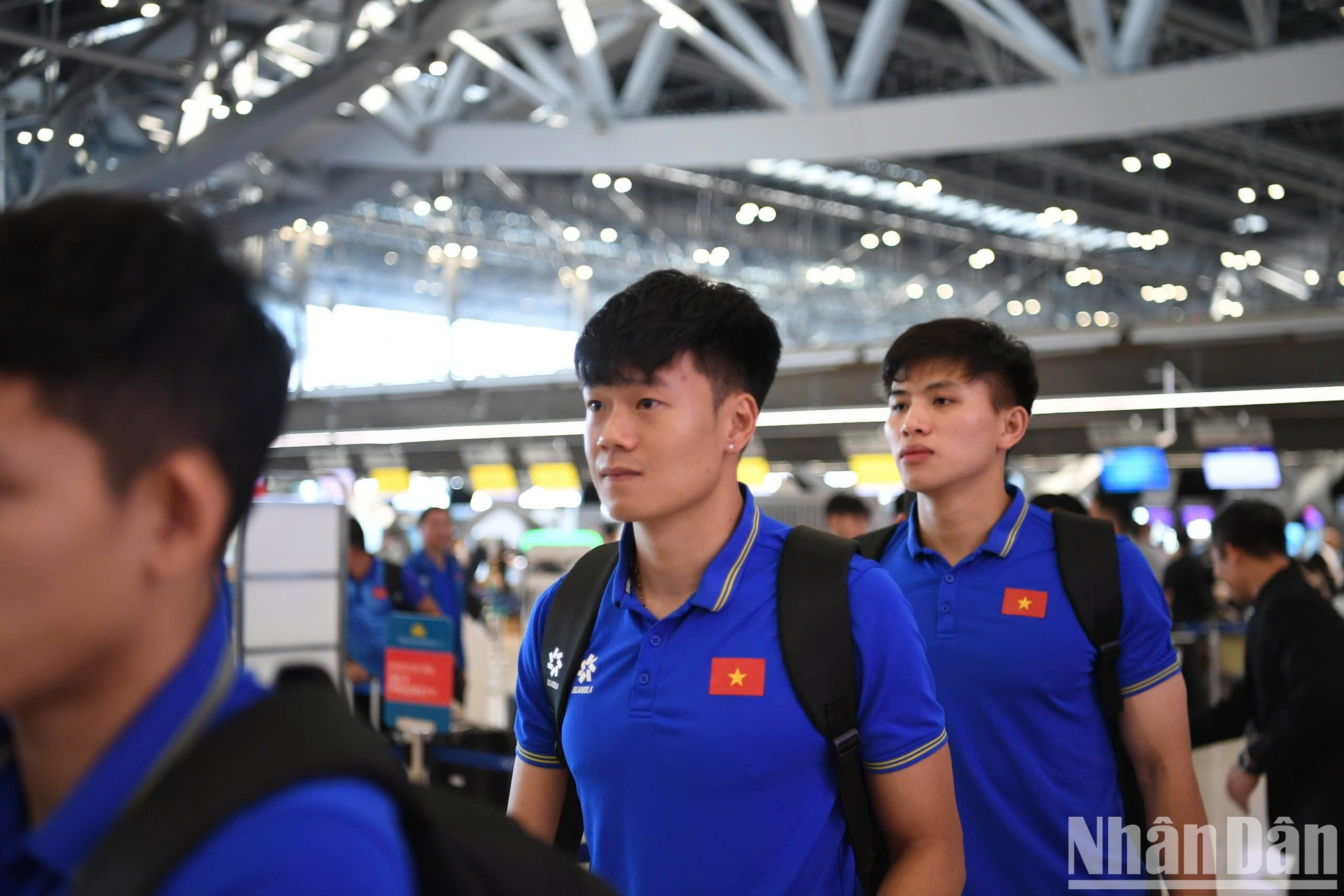 El equipo vietnamita aborda el vuelo VN-610, que aterriza en Hanói a las 14:30. El equipo vietnamita aborda el vuelo VN-610, que aterriza en Hanói a las 14:30.