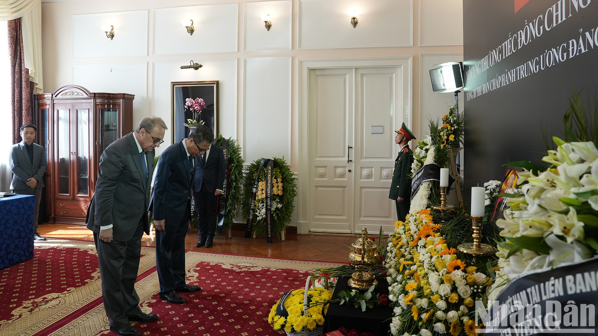 Mijail Bogdanov, viceministro de Asuntos Exteriores de Rusia, rinde homenaje al secretario general Nguyen Phu Trong. Mijail Bogdanov, viceministro de Asuntos Exteriores de Rusia, rinde homenaje al secretario general Nguyen Phu Trong.