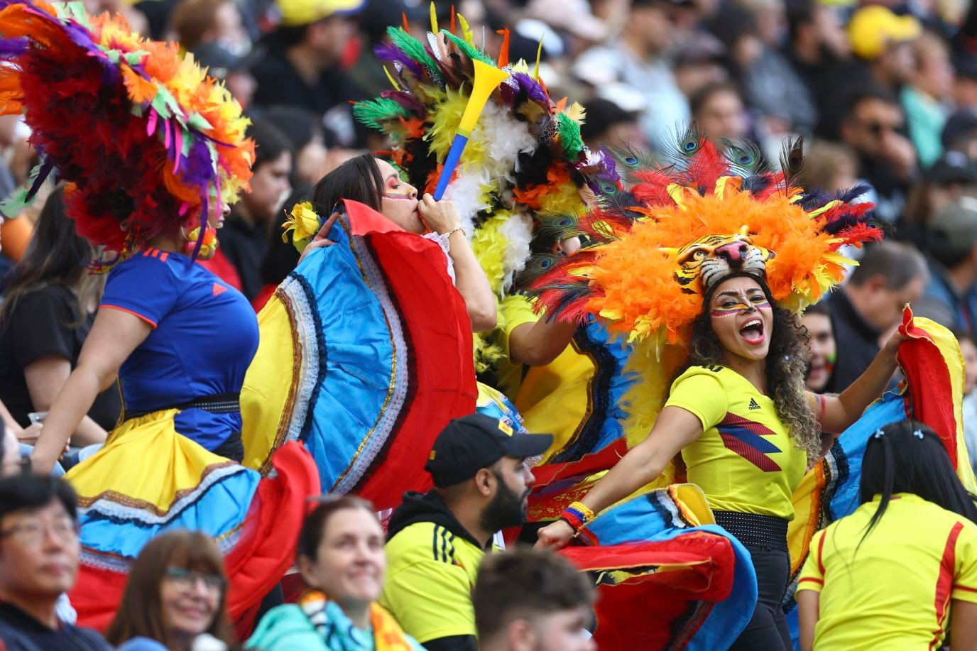 Bailarinas colombianas en la ciudad de Sídney muestran su amor por el fútbol. (Foto: Reuters) Bailarinas colombianas en la ciudad de Sídney muestran su amor por el fútbol. (Foto: Reuters)