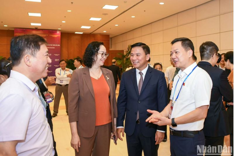 Los delegados intercambian opiniones al margen del Foro. Los delegados intercambian opiniones al margen del Foro.