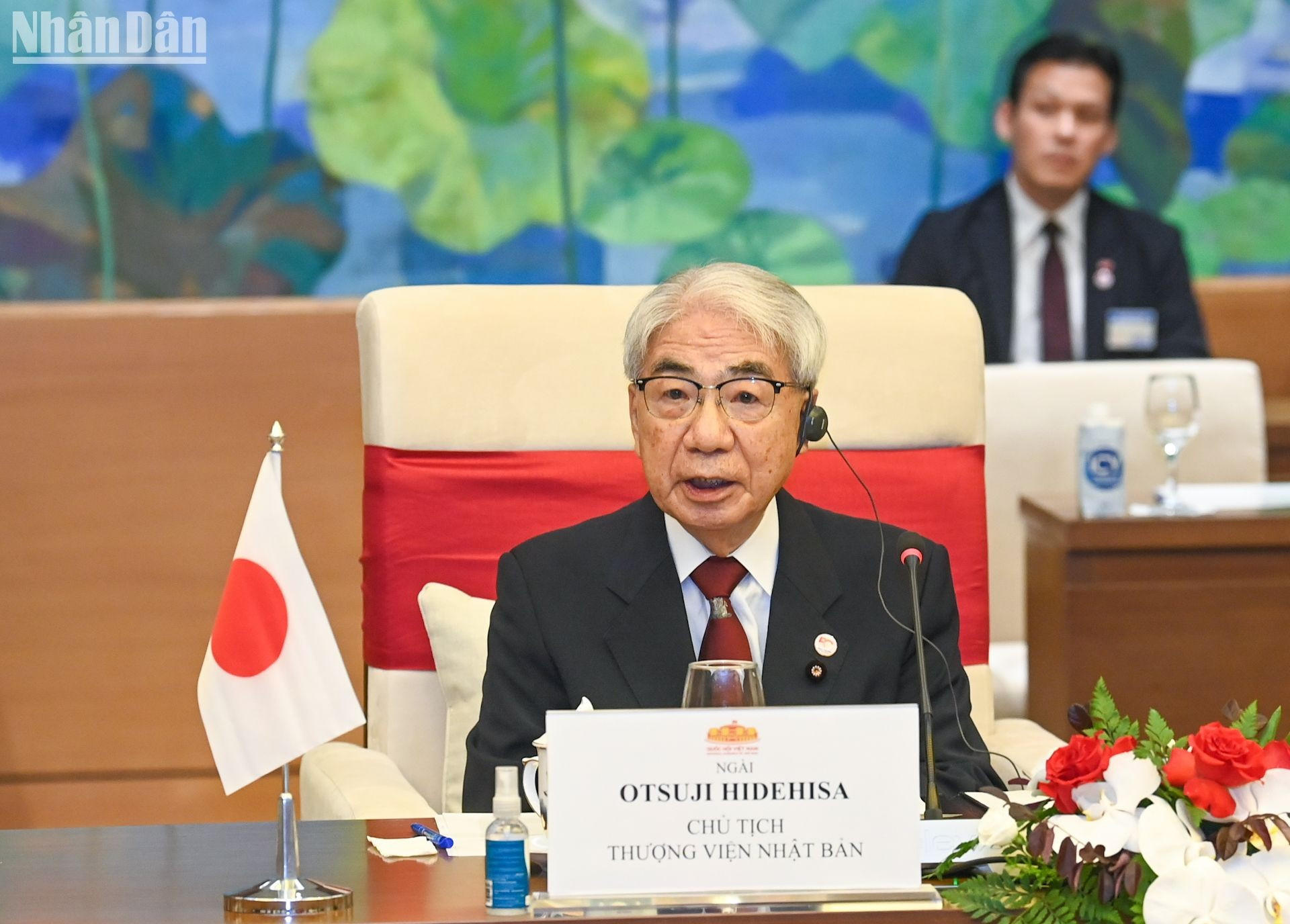 Interviene Otsuji Hidehisa.