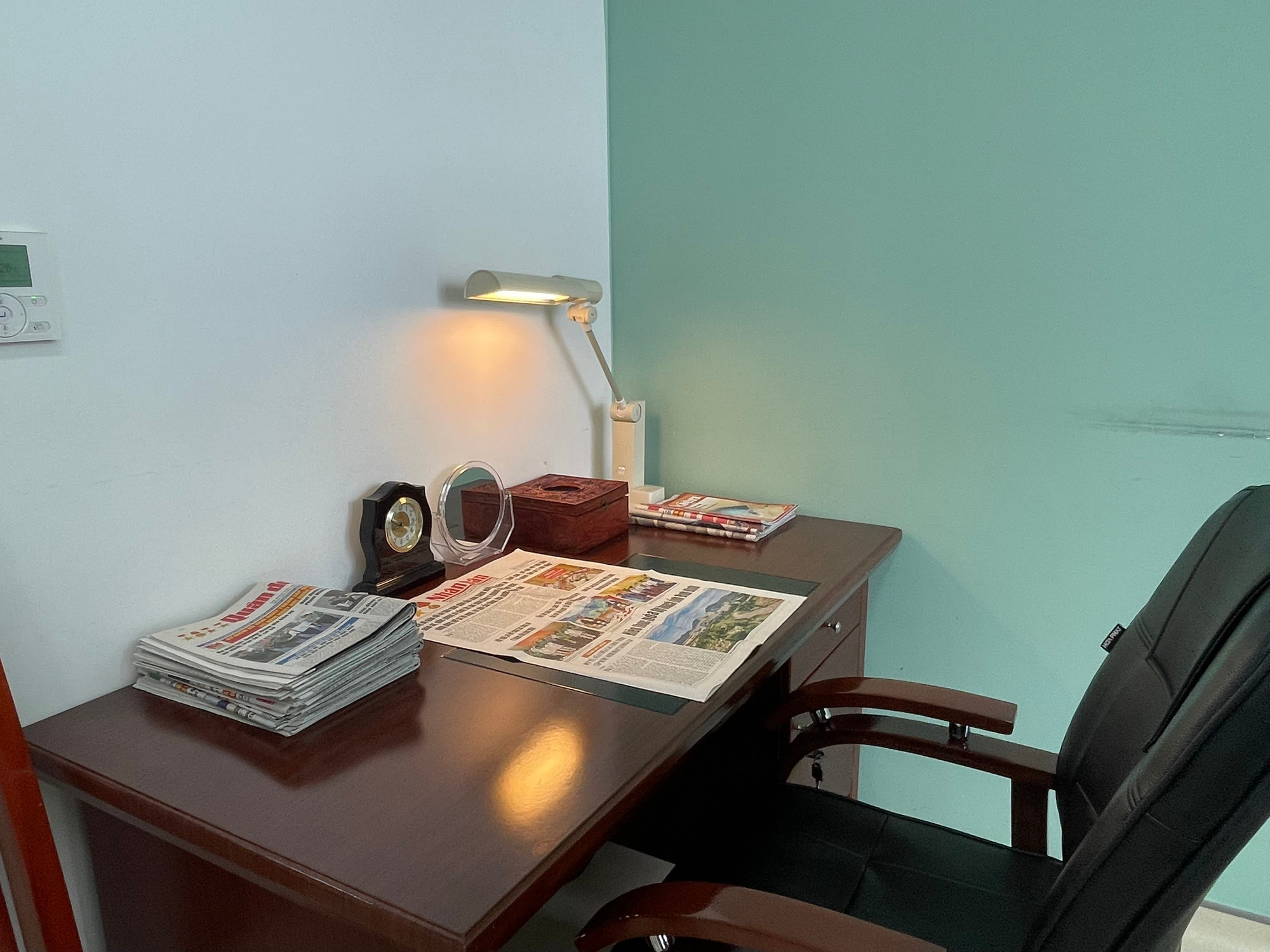 Además de tomar té y hacer ejercicio por la mañana, el secretario general dedica tiempo a leer periódicos, trabajar y recibir invitados. Además de tomar té y hacer ejercicio por la mañana, el secretario general dedica tiempo a leer periódicos, trabajar y recibir invitados.