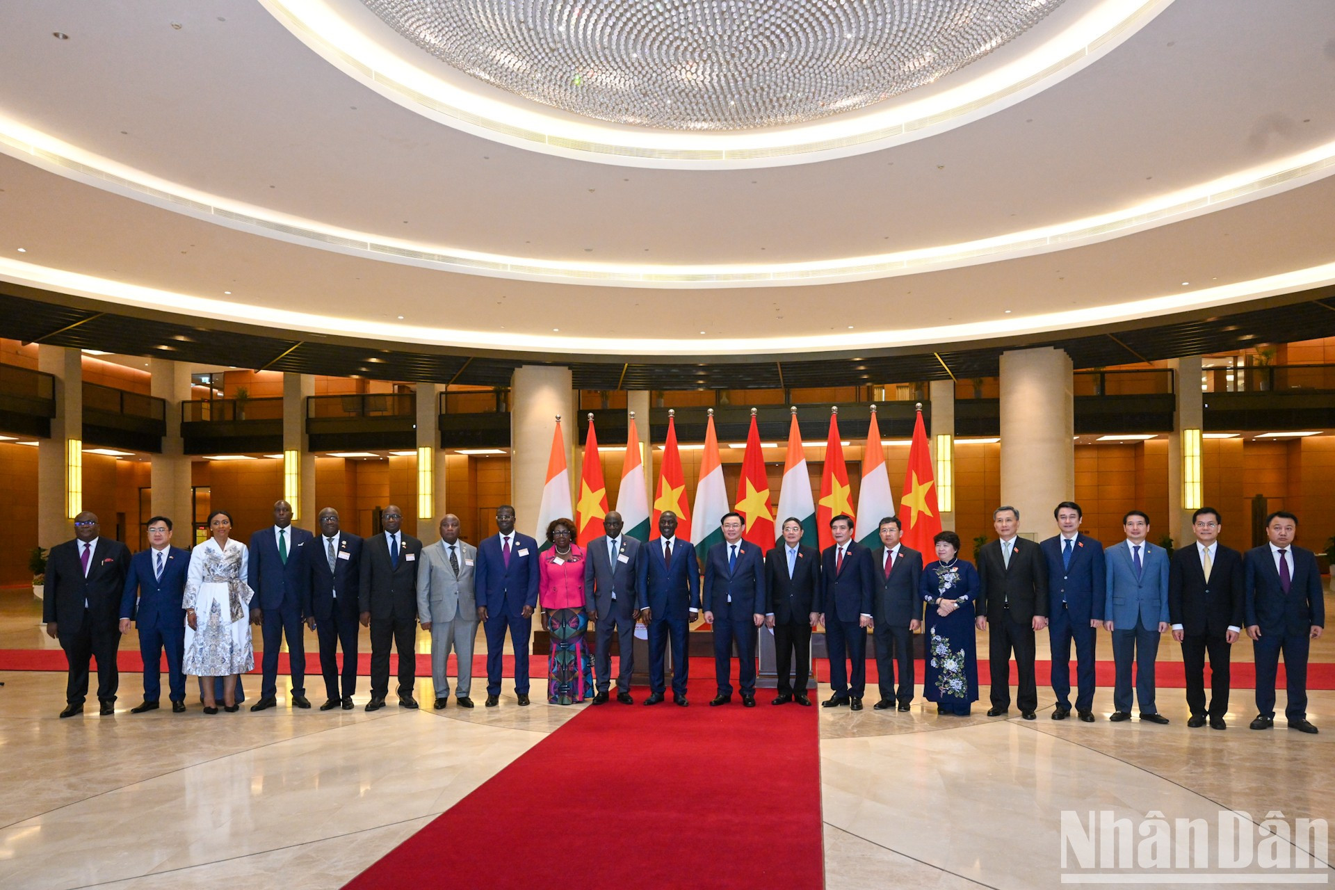 Delegados vietnamitas y marfileños en el evento.