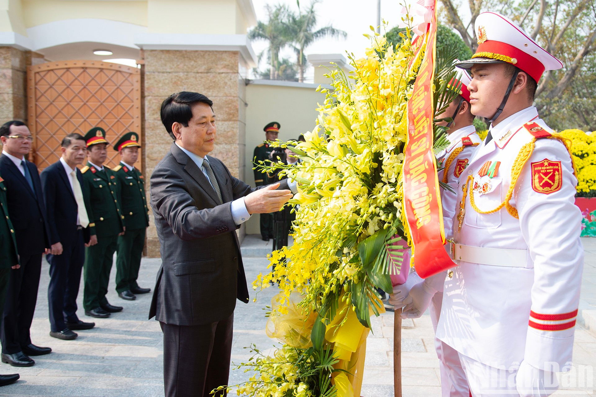 Luong Cuong ofrece flores para conmemorar a los caídos heroicos de las Fuerzas Especiales. Luong Cuong ofrece flores para conmemorar a los caídos heroicos de las Fuerzas Especiales.