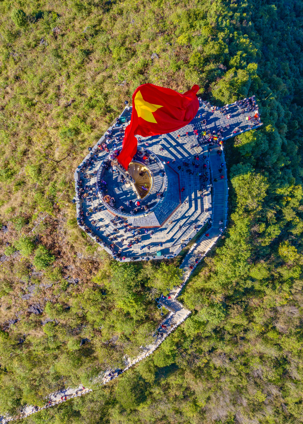 La torre de la bandera de Lung Cu, situada a mil 470 m sobre el nivel del mar, a unos 3,3 kilómetros en línea recta del extremo septentrional de Vietnam.