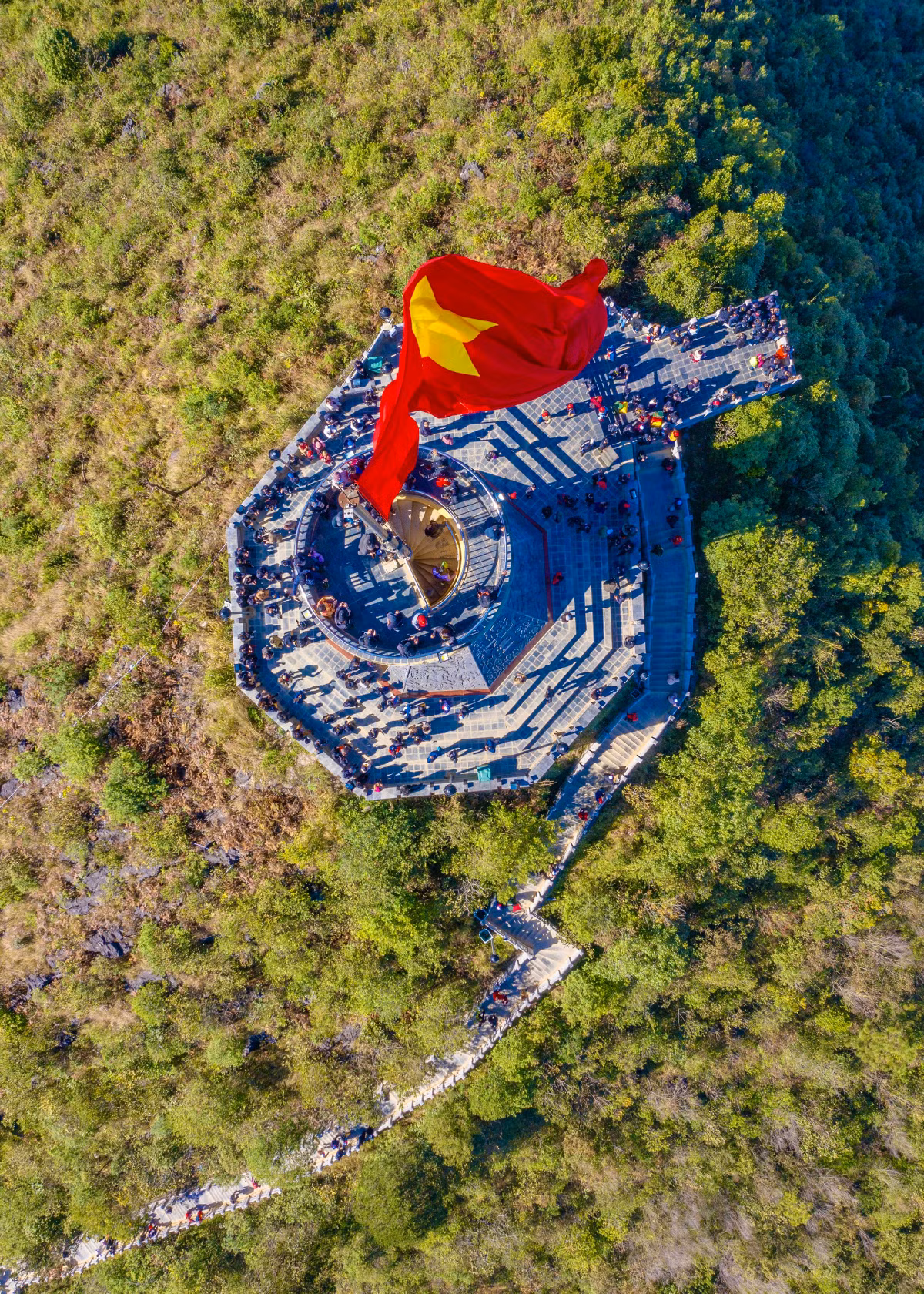 La torre de la bandera de Lung Cu, situada a mil 470 m sobre el nivel del mar, a unos 3,3 kilómetros en línea recta del extremo septentrional de Vietnam.