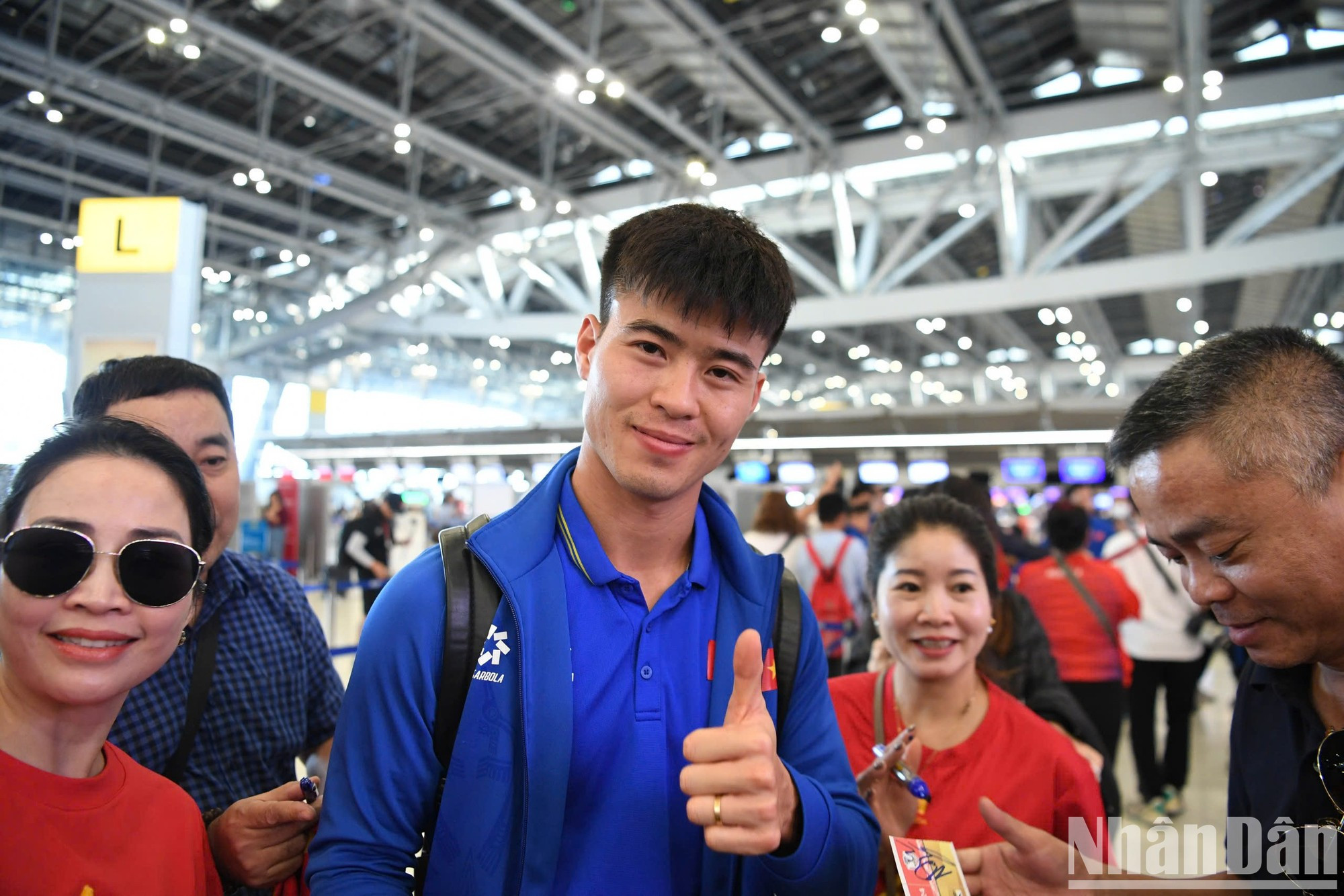 El defensa Duy Manh con sus fans. El defensa Duy Manh con sus fans.