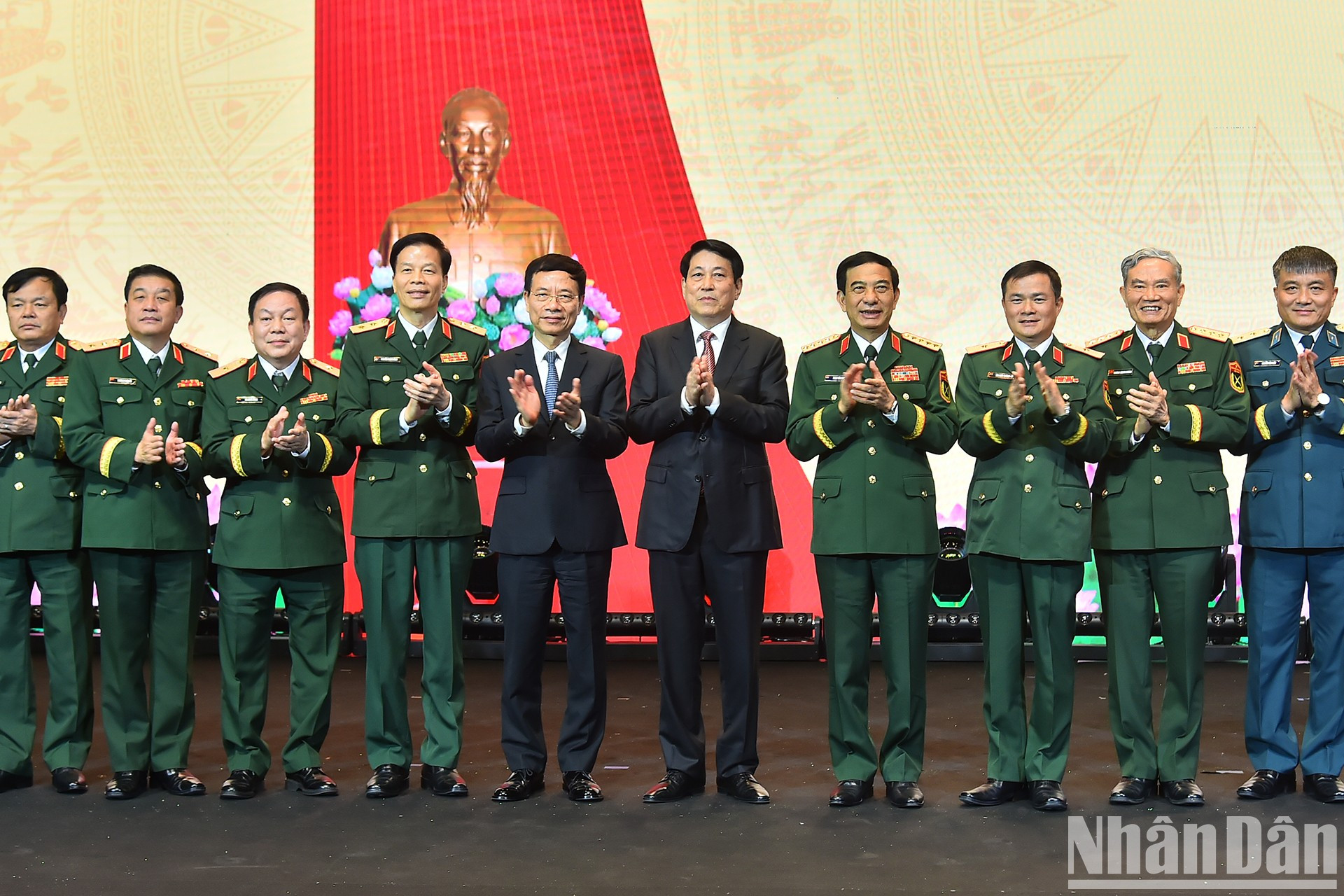 Luong Cuong y los delegados en la cita. Luong Cuong y los delegados en la cita.