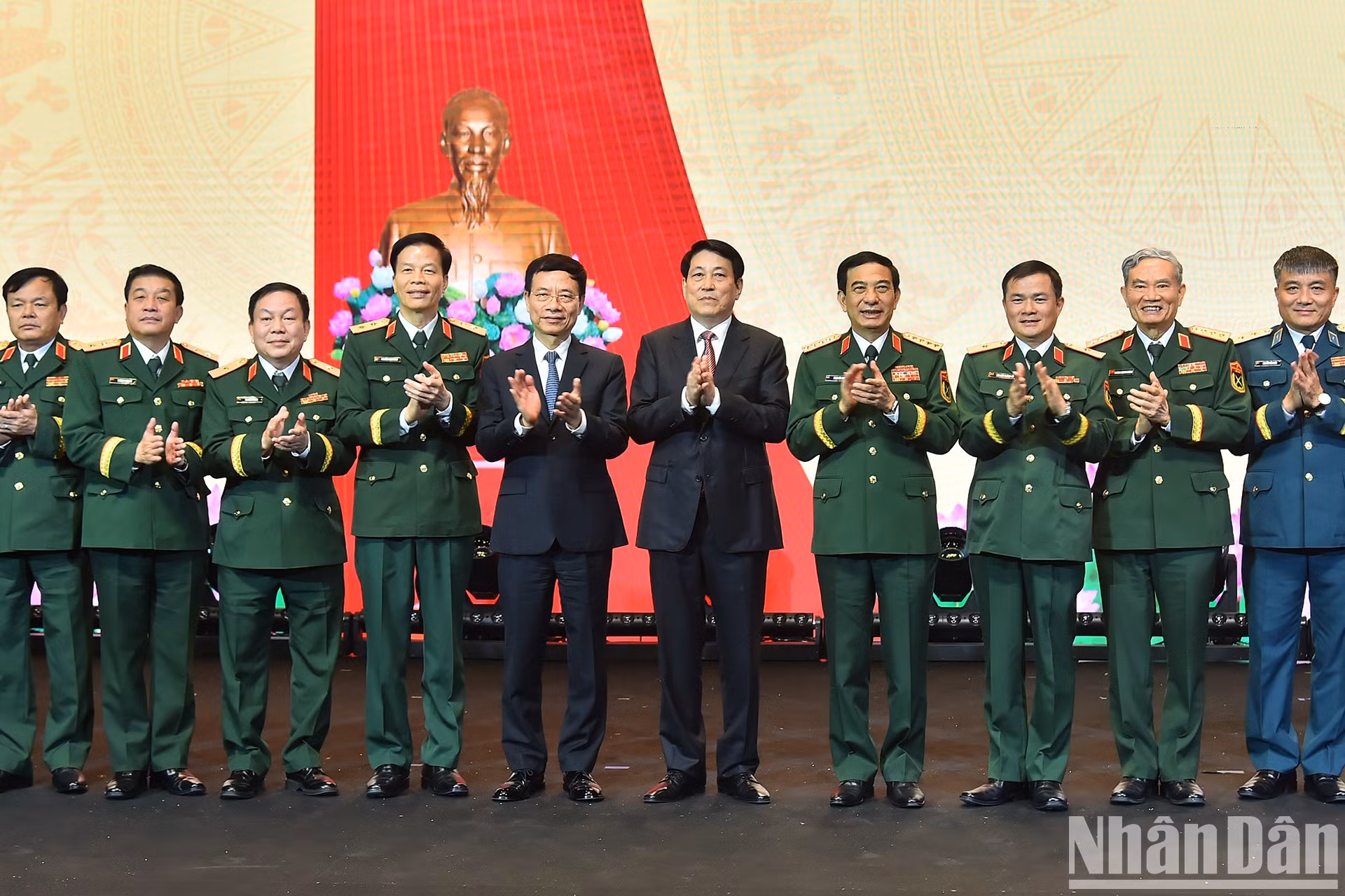 Luong Cuong y los delegados en la cita.