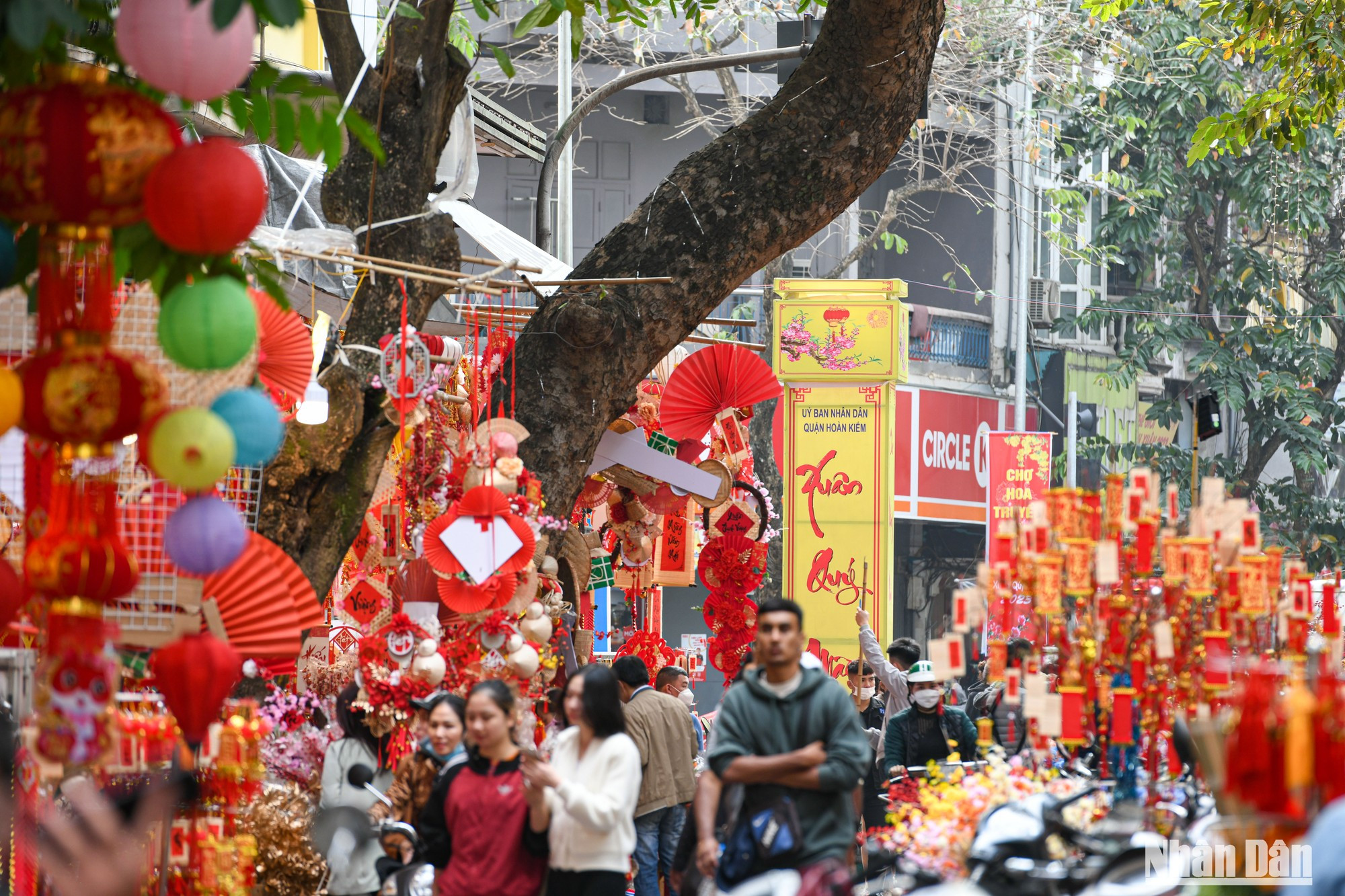 La calle Hang Ma, en el distrito de Hoan Kiem, Hanói, resplandece con abundantes decoraciones como farolillos rojos y sobres de dinero de la suerte, entre otros artículos coloridos.