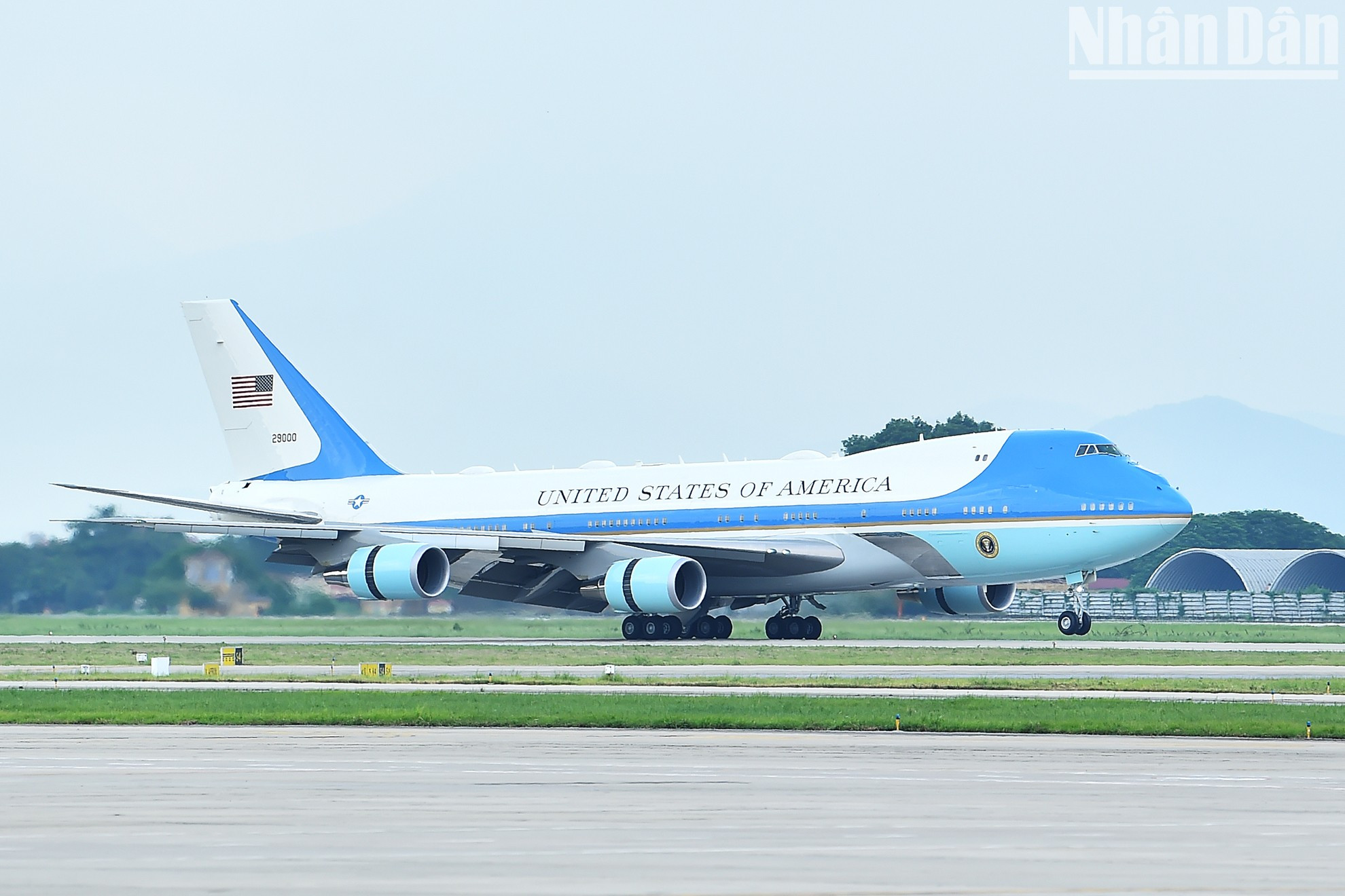El Air Force One que transporta al presidente Joe Biden y a la delegación de alto rango de Estados Unidos aterriza en el aeropuerto internacional de Noi Bai.