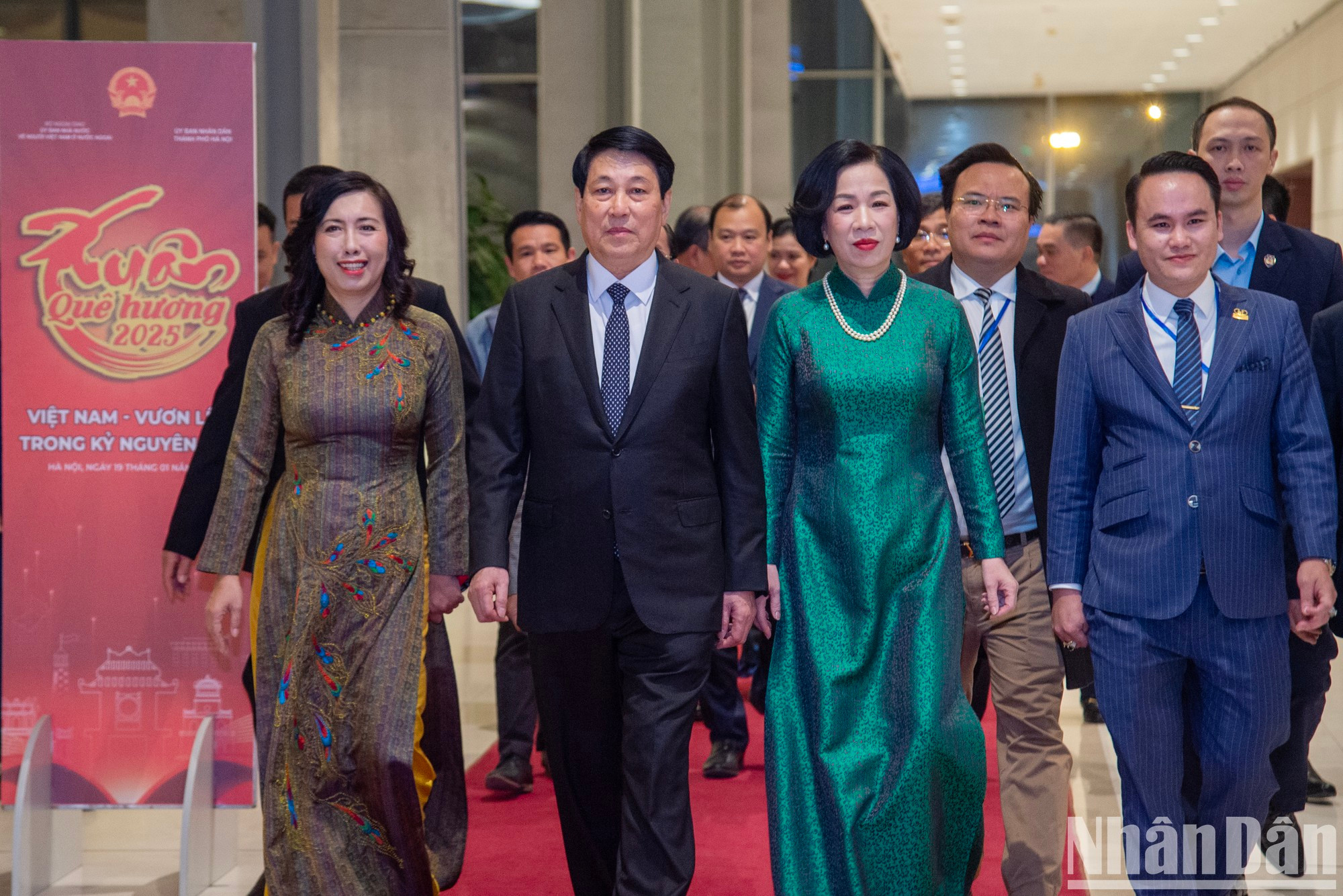 El presidente de Vietnam, Luong Cuong, y su esposa llegan al Centro Nacional de Convenciones, donde se lleva a cabo el evento. El presidente de Vietnam, Luong Cuong, y su esposa llegan al Centro Nacional de Convenciones, donde se lleva a cabo el evento.