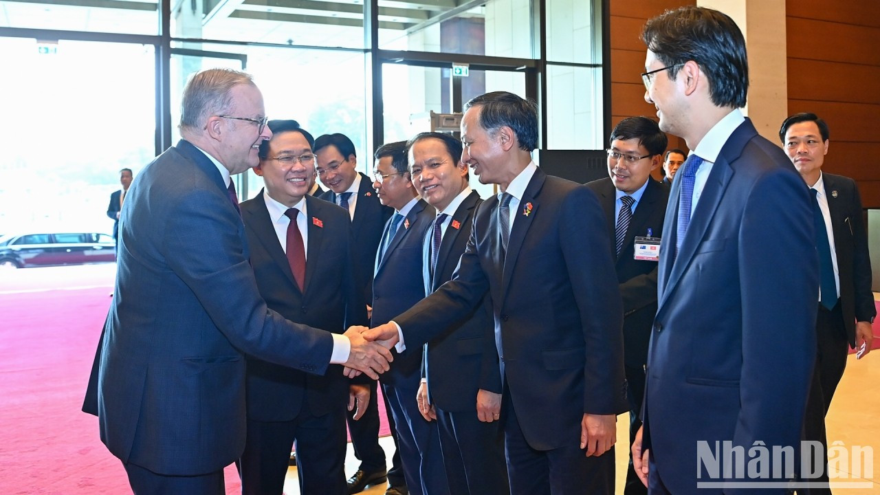 Dinh Hue presenta al premier australiano los delegados vietnamitas. Dinh Hue presenta al premier australiano los delegados vietnamitas.