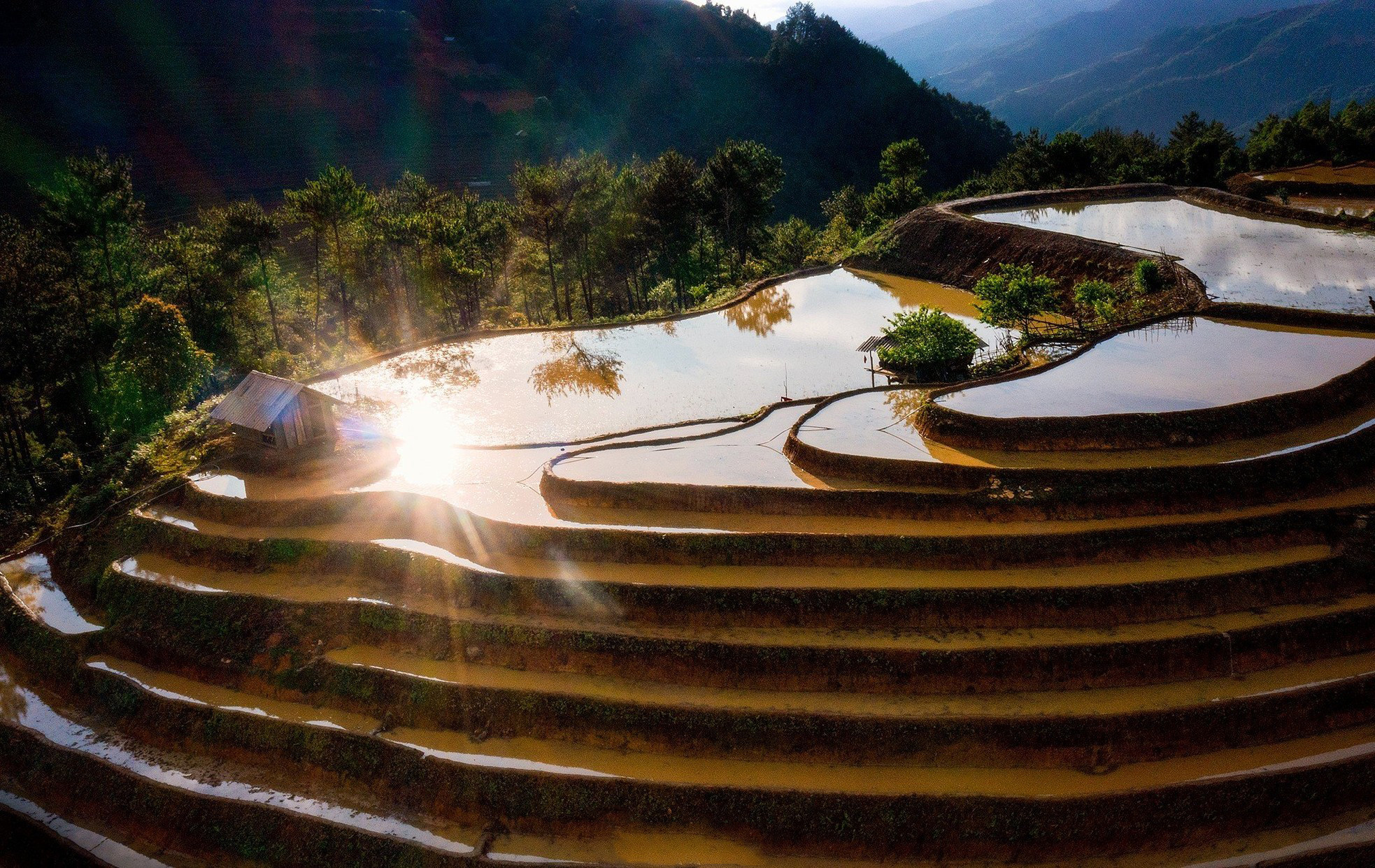 En esta época, los campos en terrazas cobran un el color marrón que se combina con el azul celeste y la superficie del agua iridiscente bajo el dorado y brillante sol.
