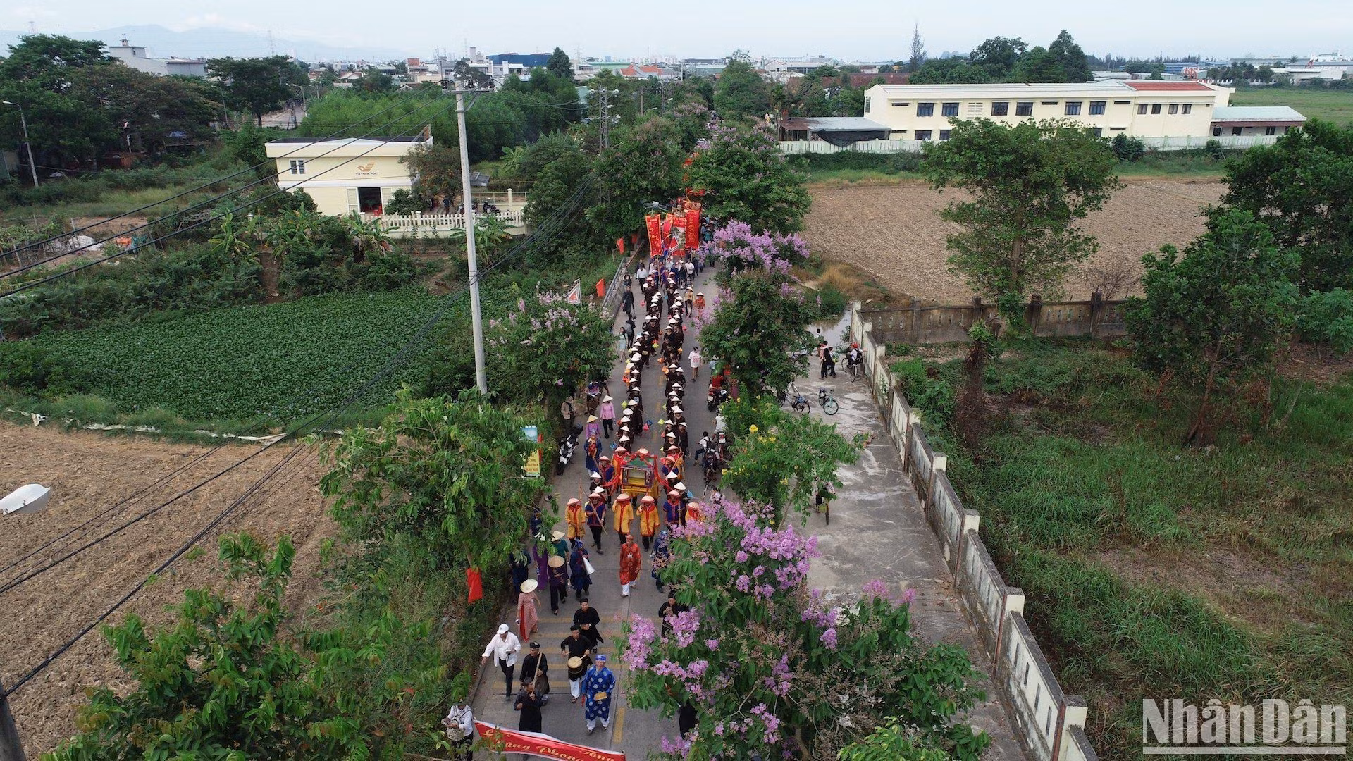 Desde la casa comunal de Than Nong, la procesión del Pastor comienza a recorrer las zonas residenciales y hacia los campos, donde se encuentra Con Than.