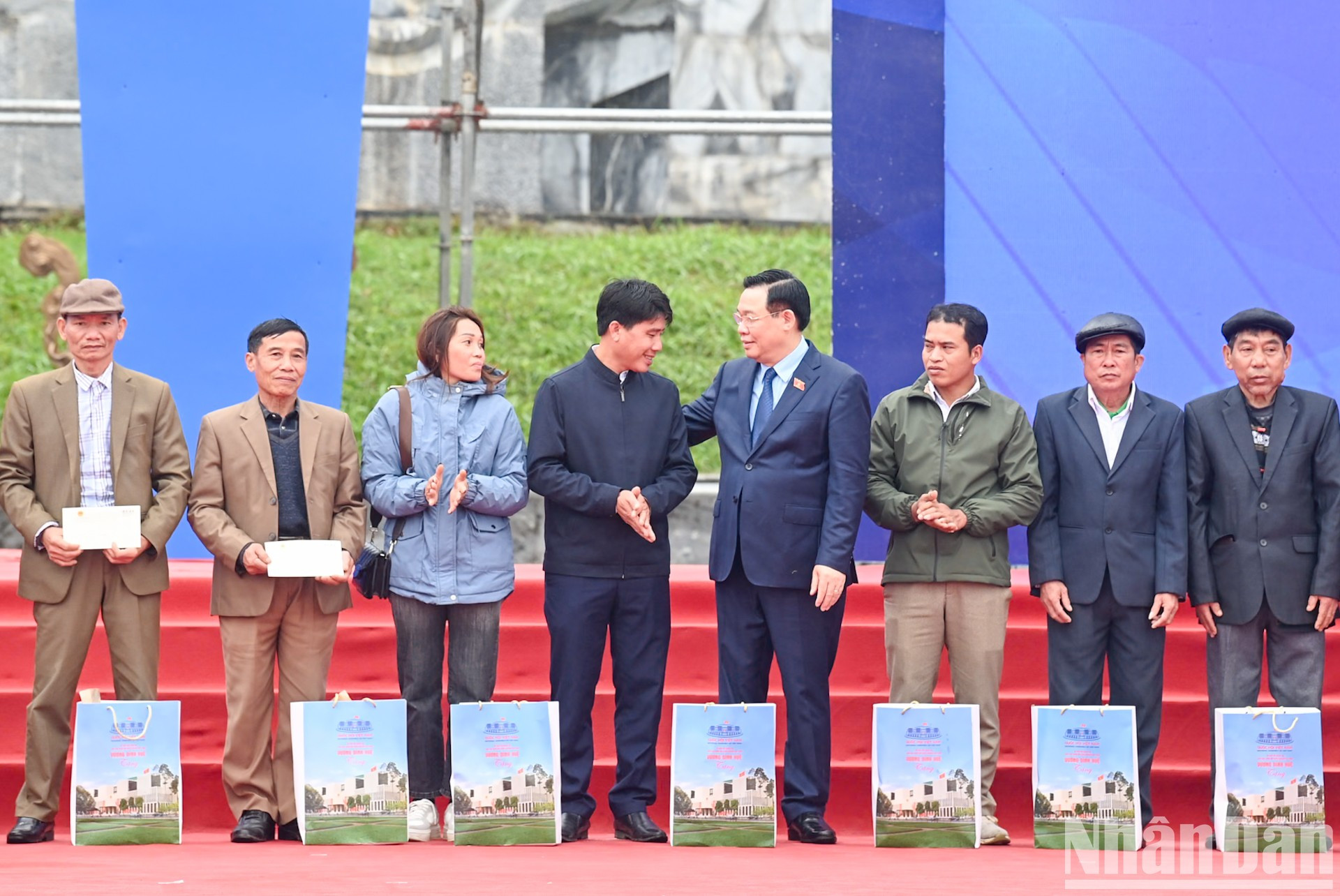Dinh Hue entrega obsequios a ancianos y jefes de aldeas y las personas prestigiosas en los grupos étnicos minoritarios en Nghe An.