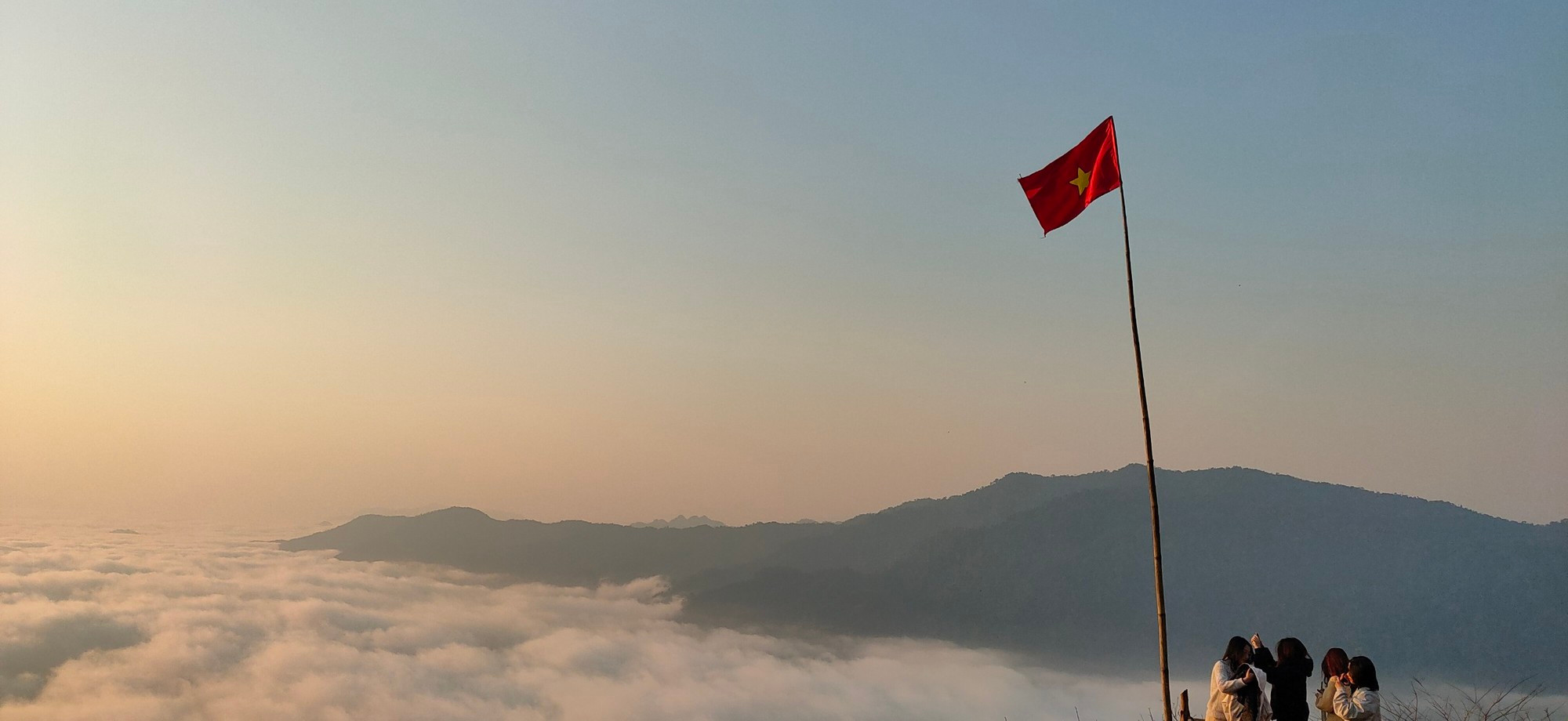 Se colocan las cabinas donde los visitantes disfrutan del paisaje o guardan maravillosos momentos con el mar de nubes flotando entre majestuosas montañas.