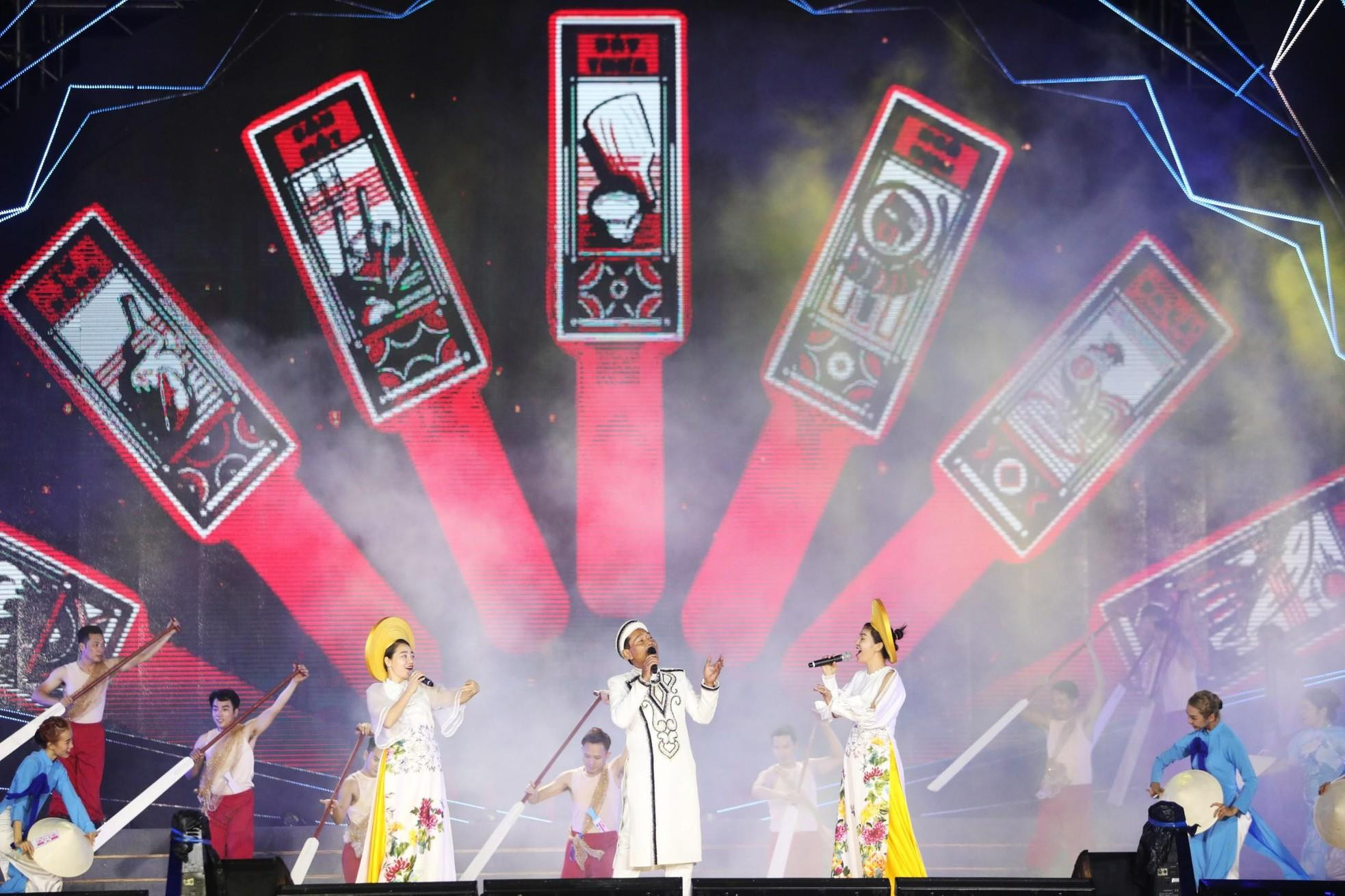 Espectáculos imbuidos de rasgos culturales peculiares de tres regiones vietnamitas. Espectáculos imbuidos de rasgos culturales peculiares de tres regiones vietnamitas.