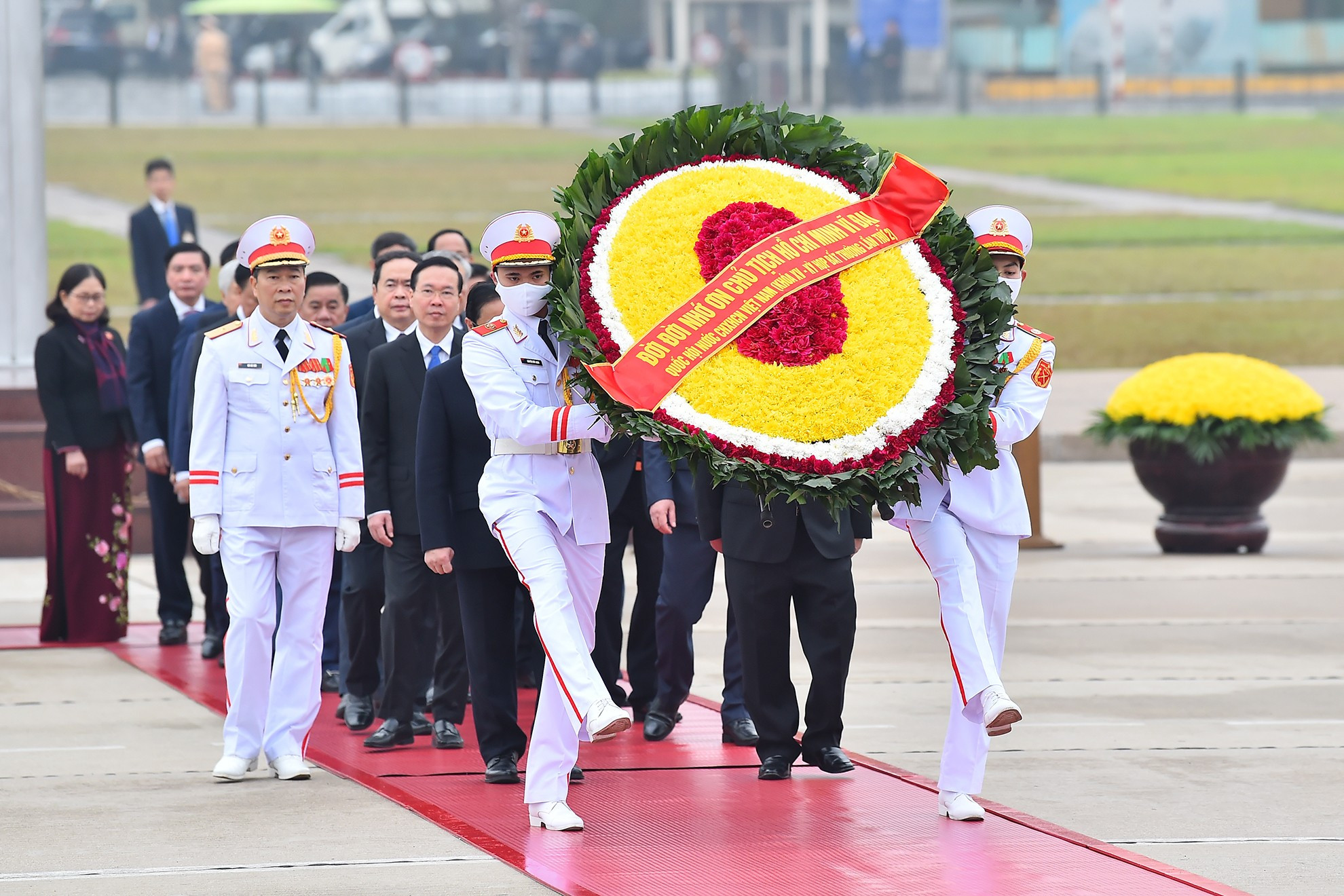 La corona de flores por ofrendar al altar lleva escrita la frase: “Infinito agradecimiento al gran Presidente Ho Chi Minh - Asamblea Nacional de la República Socialista de Vietnam de la XV legislatura - Segunda reunión extraordinaria”.