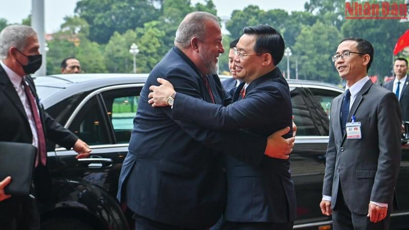[Foto] Máximo dirigente legislativo de Vietnam sostiene reunión con primer ministro de Cuba